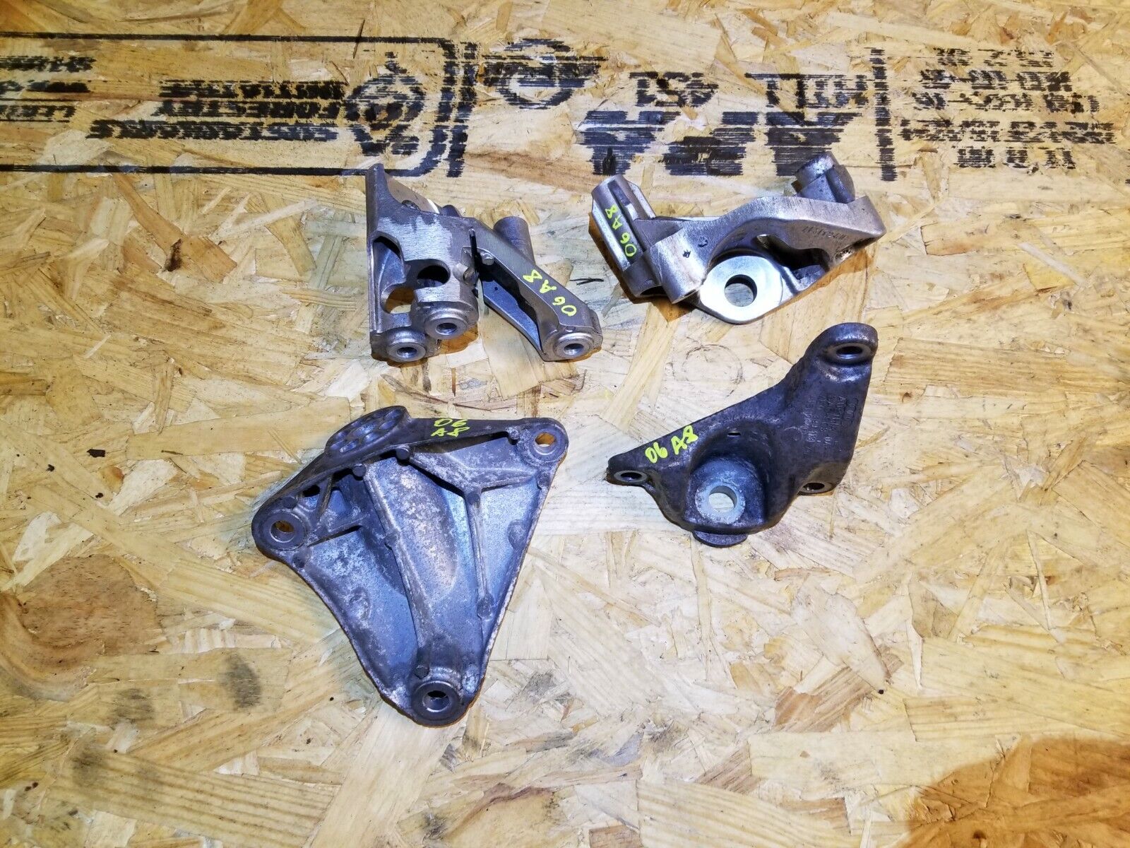 04-07 Audi A8 4.2L Automatic Transmission Mount Bracket Set - 4PCS OEM Replacement Parts for Smooth Gear Shifting - Perfect for Transmission Repair & Maintenance