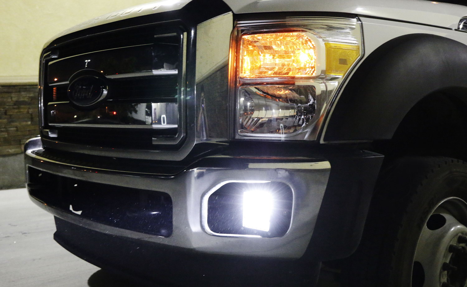 100W Hybrid Beam LED Pods with Fog Light Bracket & Wiring Kit - Compatible with 2011-2016 Ford F250 F350 Super Duty - Off-Road, Fog Lights, Night Driving, Work Trucks