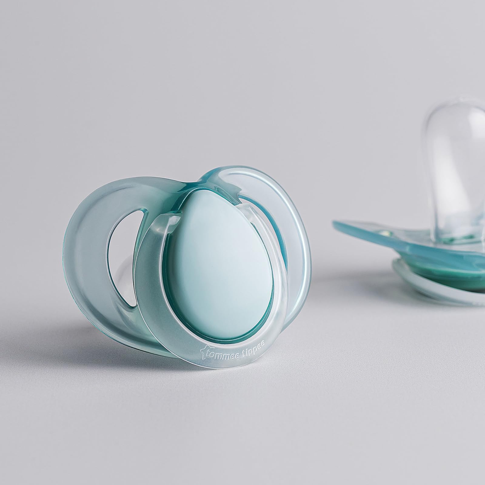 Tommee Tippee Glow in The Dark Pacifiers for Babies 0-6 Months - 2 Pack BPA-Free Silicone Nighttime Pacifiers with Reusable Sterilizer Pod - Essential Newborn Soothers for Sleep Training and Comfort