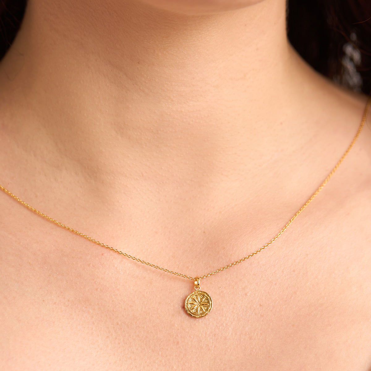 Shining Bee Gold Necklace for Women - 18K Gold Plated Bee Pendant Necklace, Elegant Jewelry Gift for Her - Perfect for Birthday, Anniversary & Everyday Wear