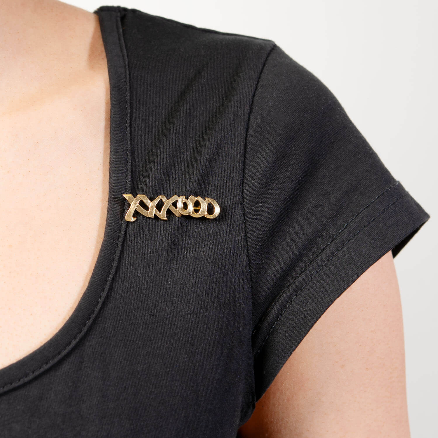 Vintage Tiffany & Co. 18k Gold Paloma Picasso XXXOOO Pin Brooch - Elegant Collectible Jewelry for Special Occasions & Gift Giving