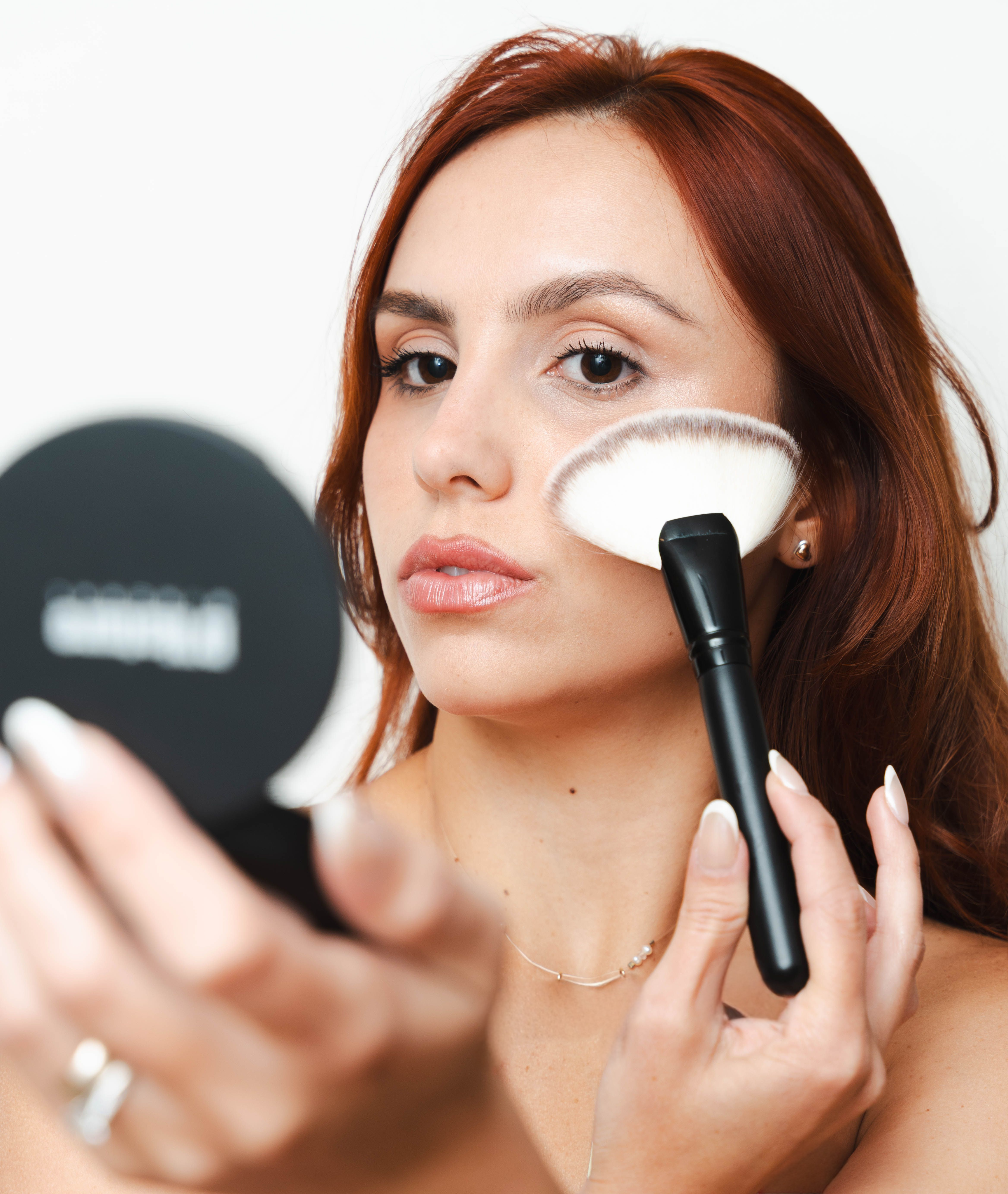 Glow Fan Brush for Makeup - Soft Bristles for Flawless Highlighter & Blush Application | Perfect for Contouring & Professional Makeup Looks
