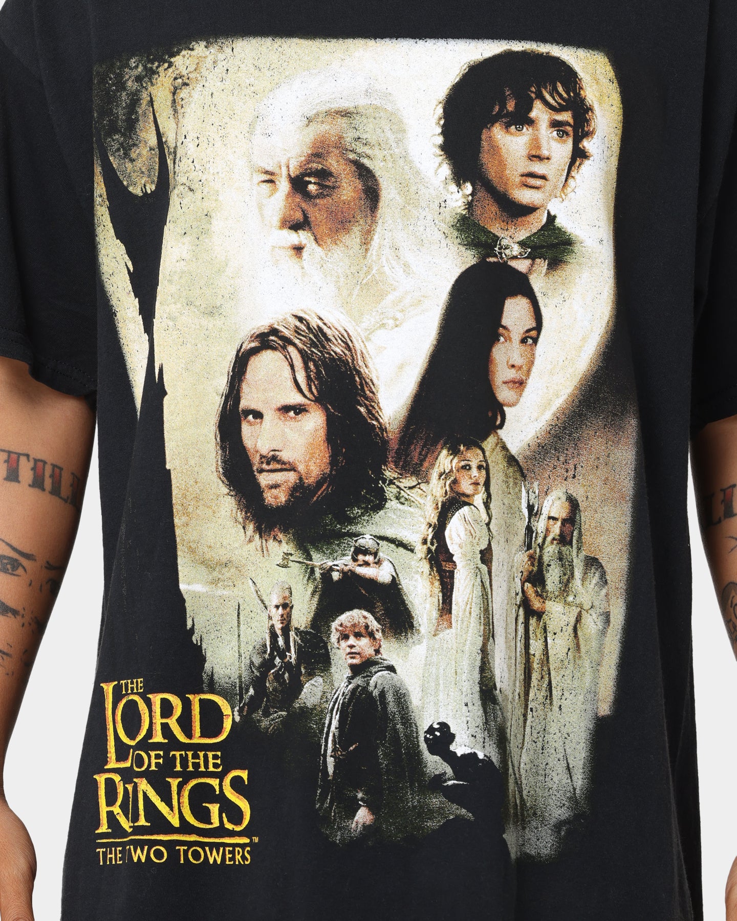 Vintage Lord of The Rings The Two Towers Poster T-Shirt - Washed Black - American Thrift - Perfect for Movie Fans, Cosplay, and Gift Giving