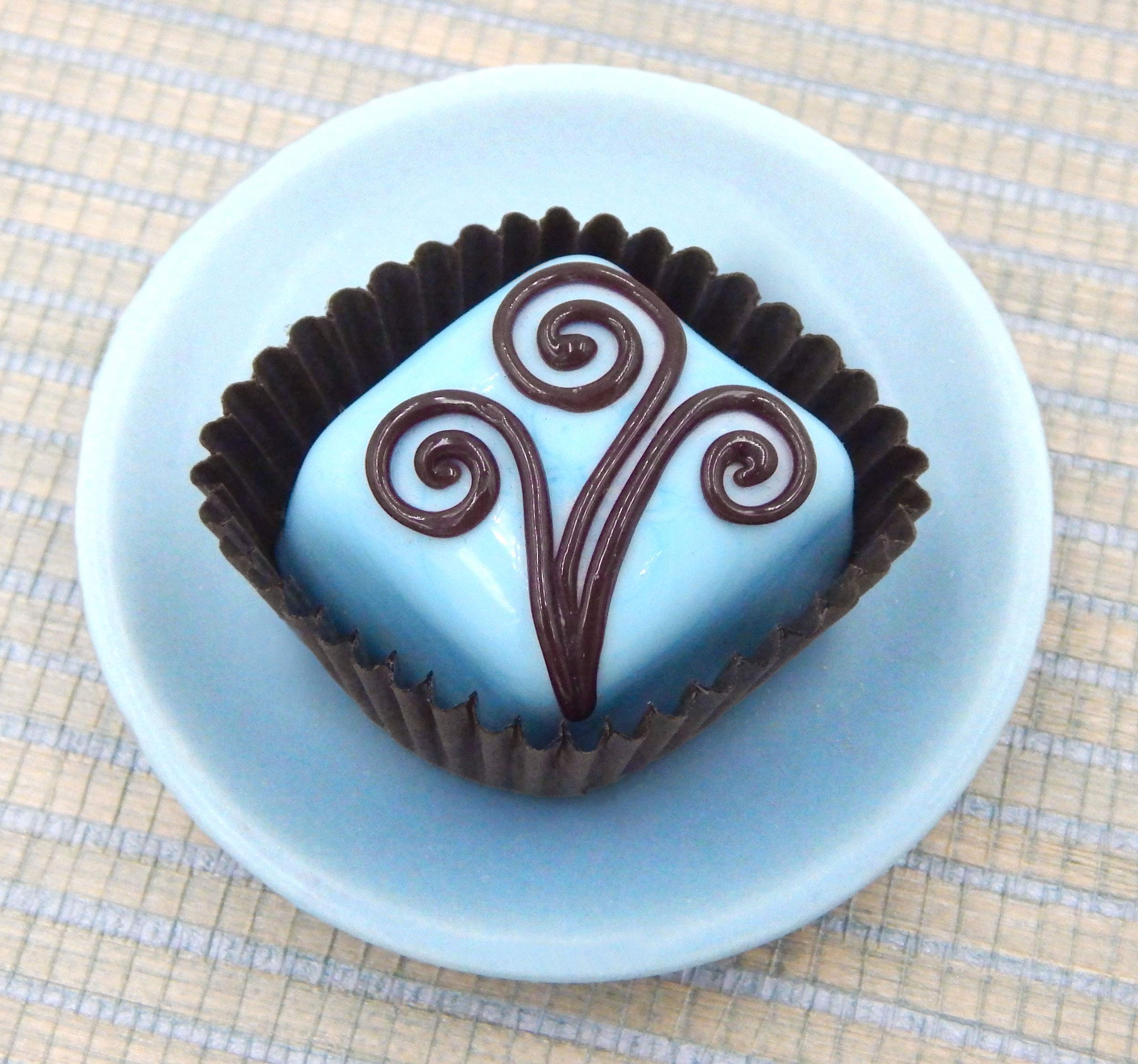 Chocolate Curls Treat - Berry Blue Flavor for Baking & Gifting
