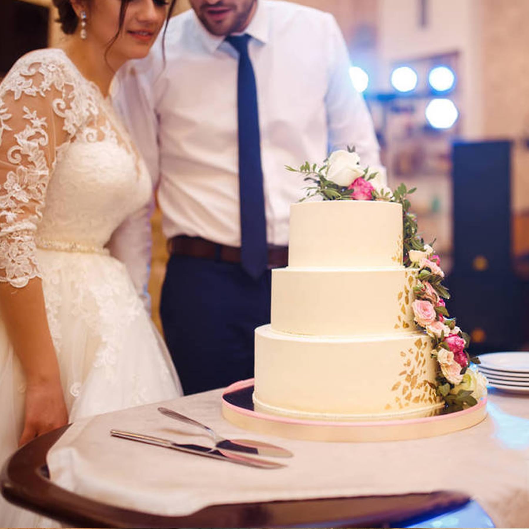 Elegant Silver Wedding Cake Cutting Set - Cake Knife & Server with Mr & Mrs Forks - Perfect for Wedding, Bridal Shower & Anniversary Gifts - Ideal for Cake Cutting Ceremonies and Romantic Celebrations