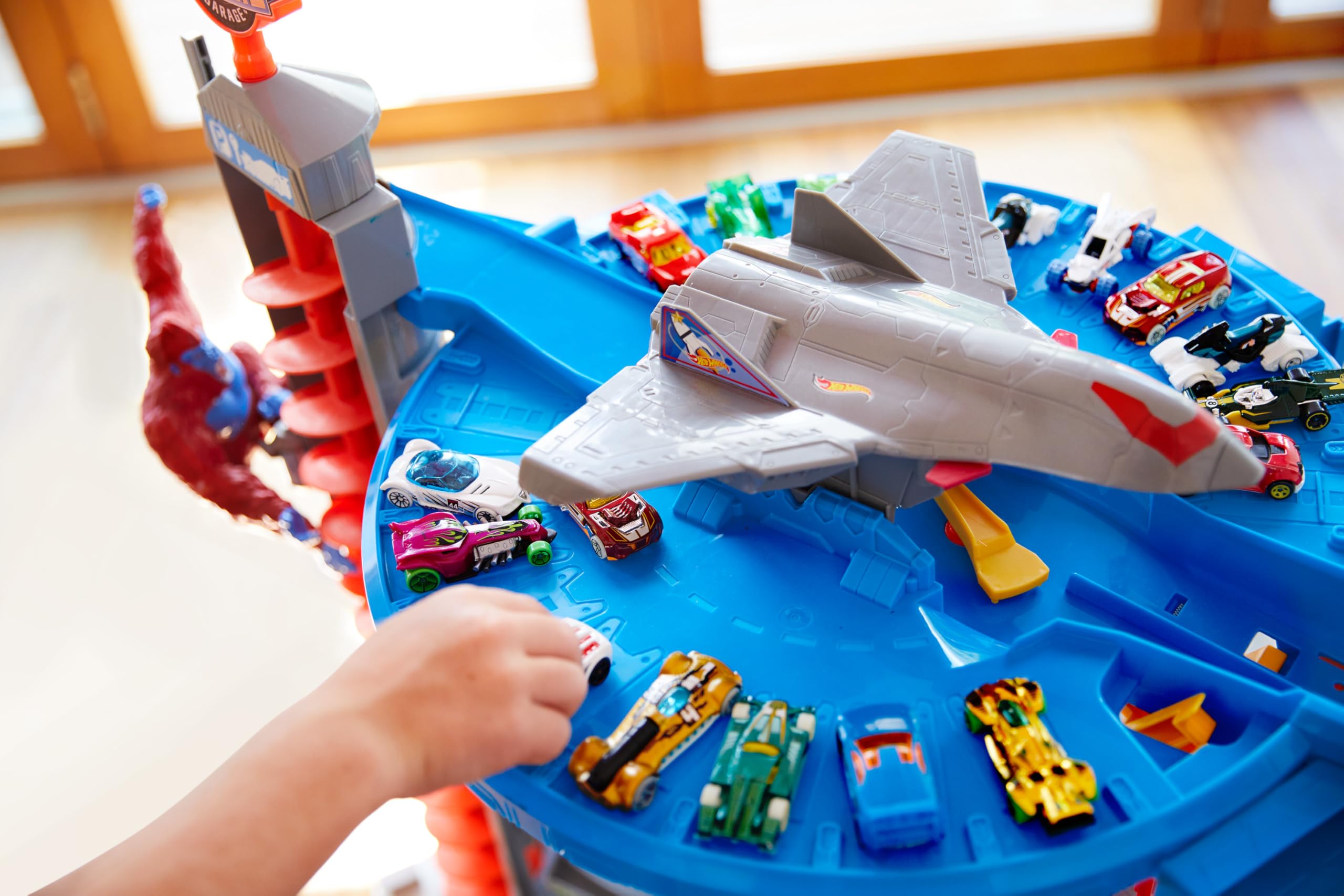 Hot Wheels Super Ultimate Garage Toy Car Track Set with 4 1:64 Scale Die-Cast Cars | 3+ Feet Tall Playset with Motorized Gorilla & Storage for 140 Cars | Amazon Exclusive | Perfect for Kids' Birthday Gifts & Racing Playtime