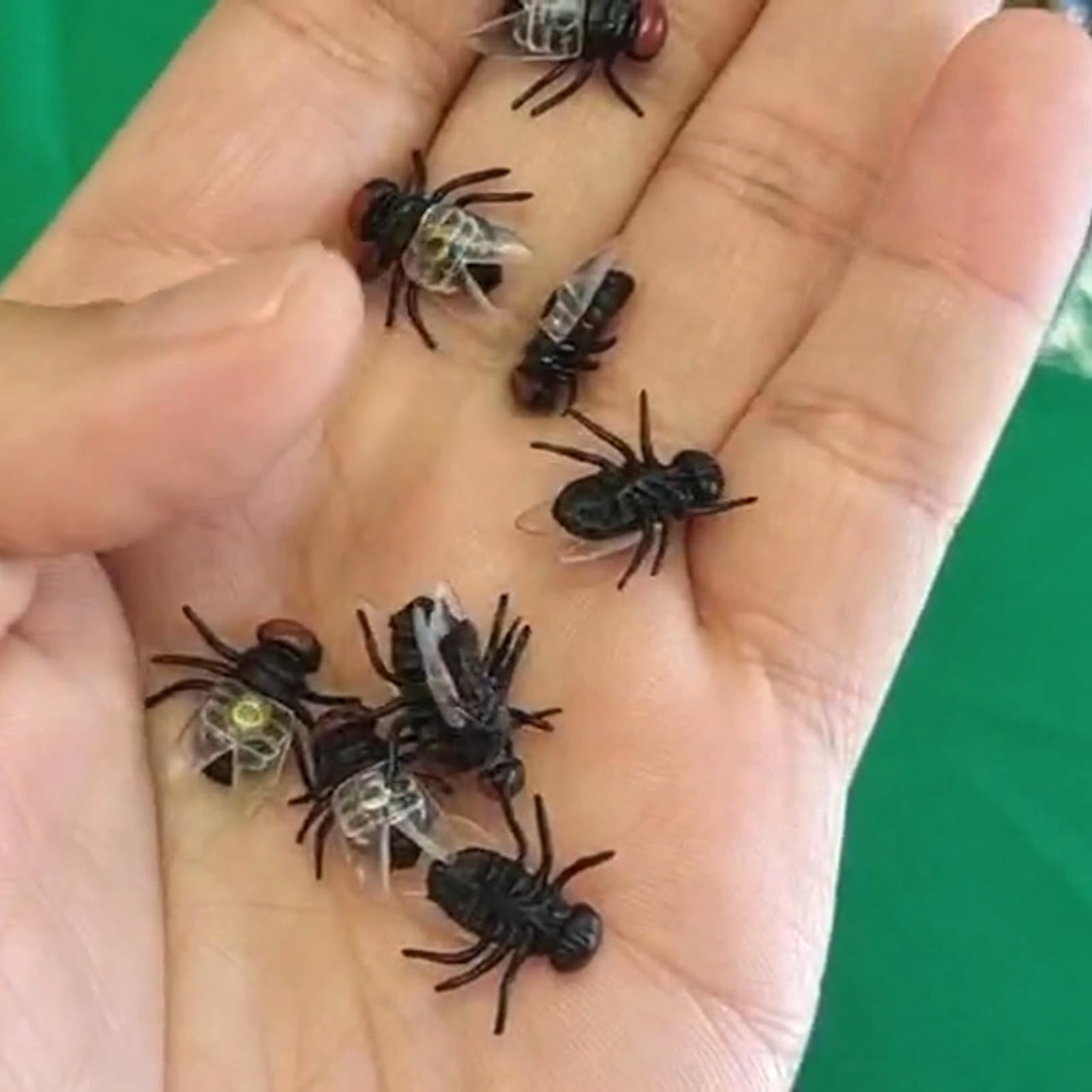 100PCS Plastic Fake Flies Prank Joke Toys for Halloween, Party Gags, Office Pranks, and Practical Jokes - Realistic Looking Novelty Insects for Tricking Friends