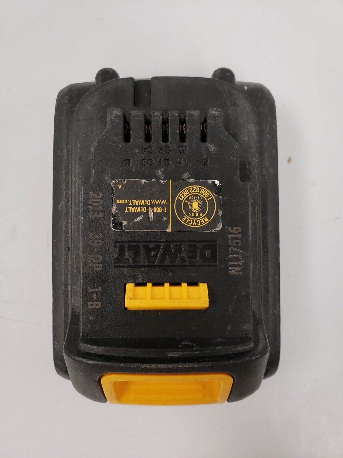 DEWALT DCB201 20V MAX Lithium-Ion Battery Pack - Compatible with DEWALT 20V Tools - Power Drills, Saws, Flashlights & More - Ideal for Construction, DIY Projects & Home Improvement