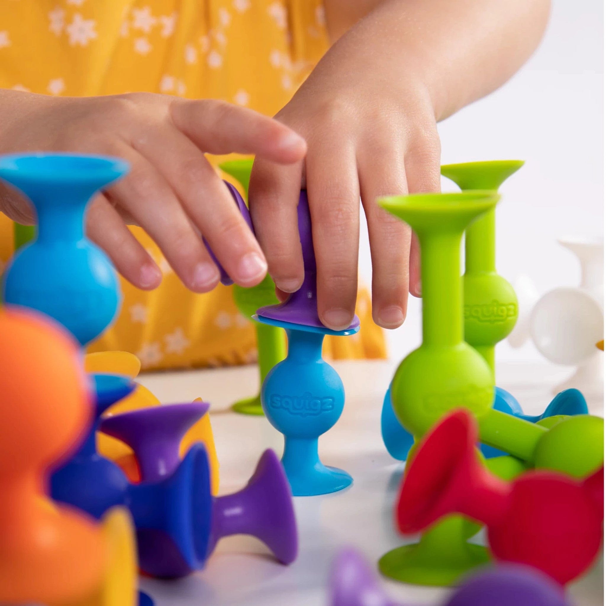 Fat Brain Toys Squigz Deluxe Set - 50-Piece STEM Learning Building Toy for Kids, Creative Construction & Sensory Play - Perfect for Home, Classroom & Travel Activities