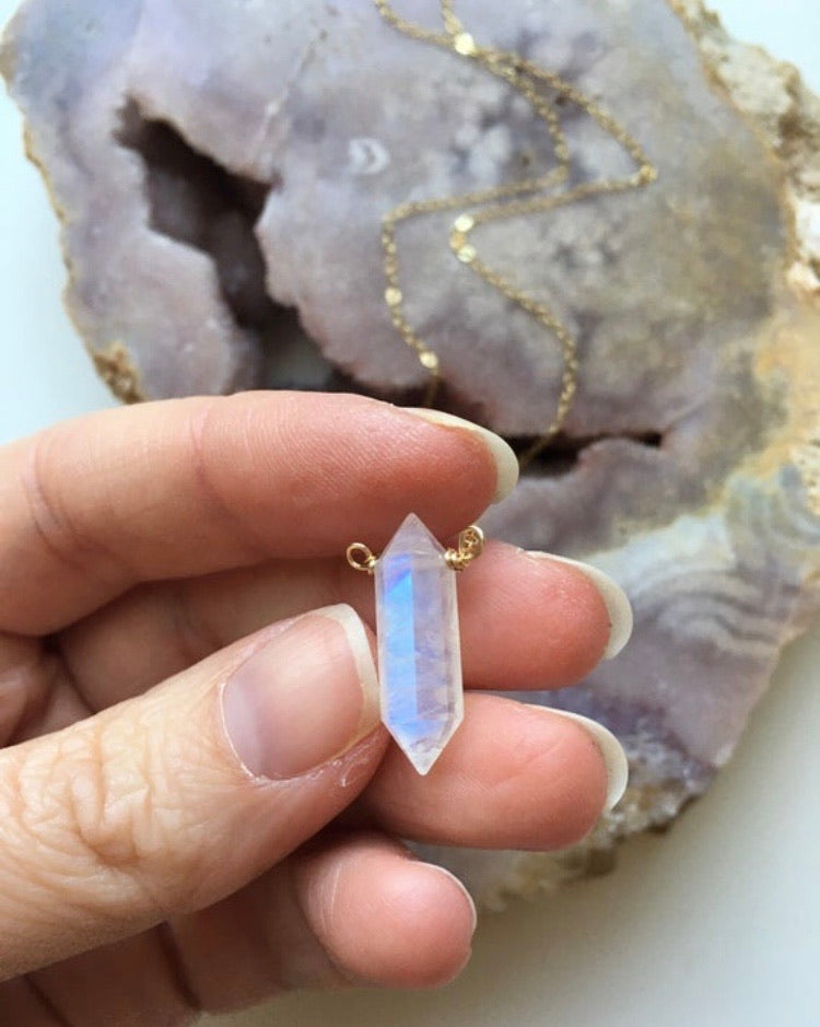 Rainbow Moonstone Crystal Point Healing Necklace – Natural Gemstone Pendant for Chakra Balancing & Spiritual Healing – Perfect for Meditation, Yoga & Energy Work