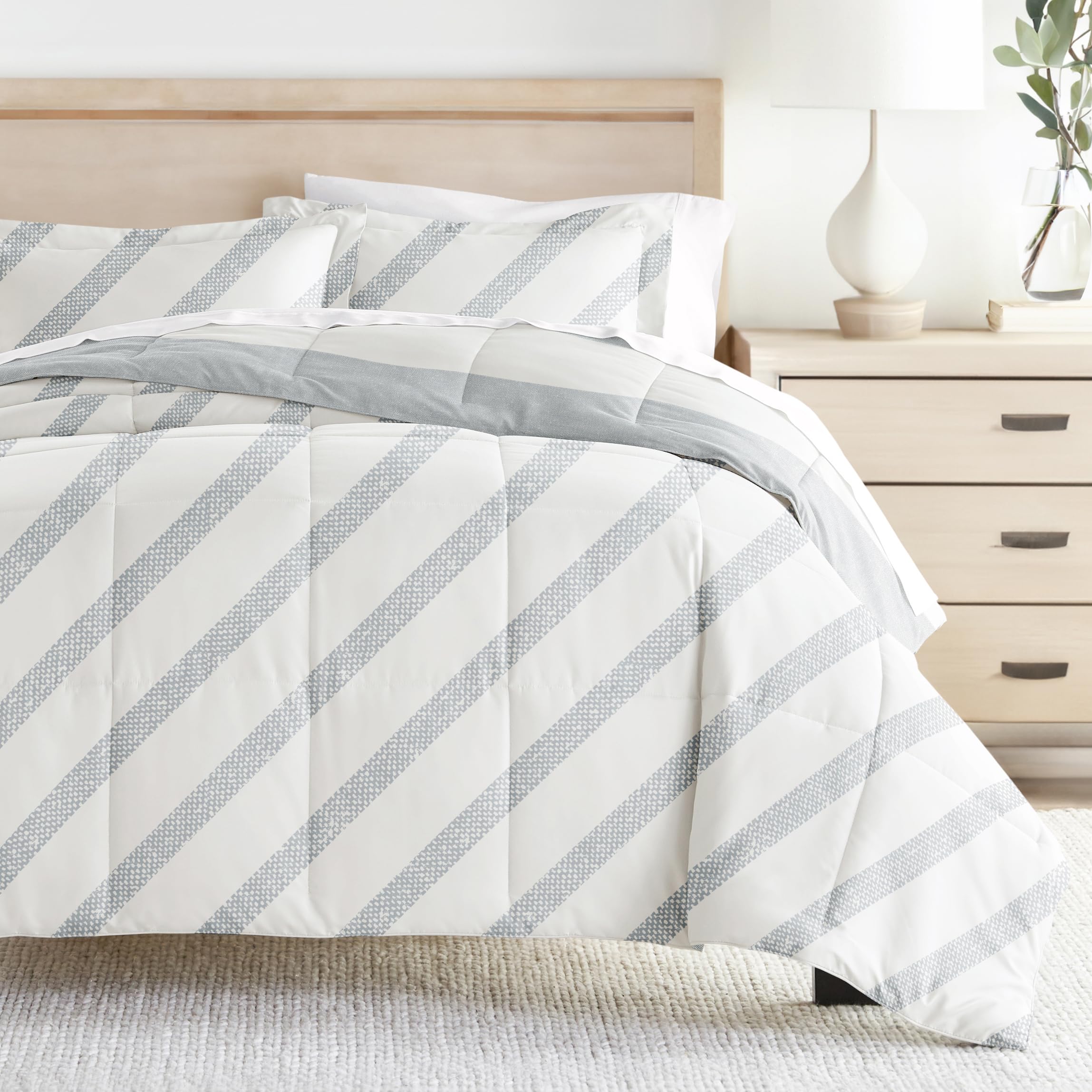 Luxury Reversible King Size Comforter Set (3 Piece) - Soft & Lightweight Down Alternative Bedding - Includes King Comforter & 2 Pillow Shams - Perfect for Master Bedroom, Guest Room & Cozy Home Decor