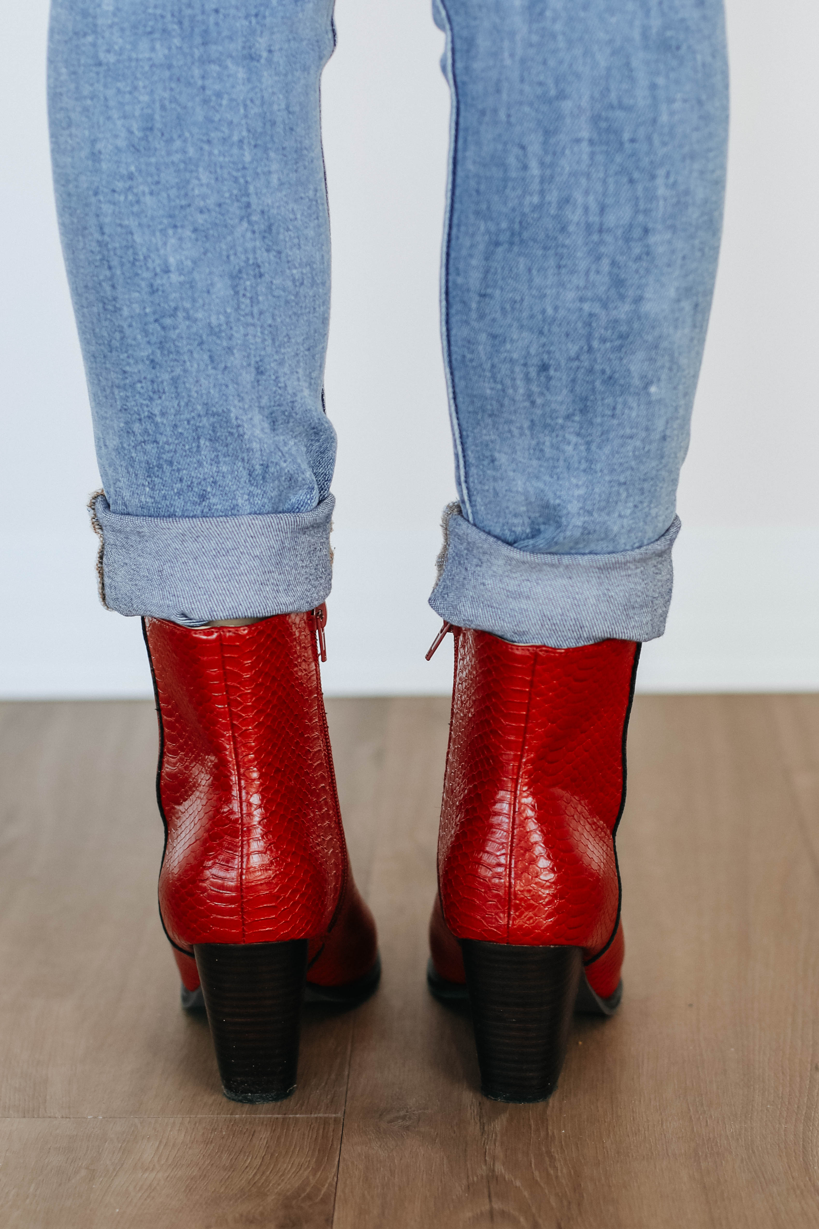 Captivating Women's Fashion Boots - Stylish & Comfortable for Fall/Winter Outfits, Parties & Everyday Wear