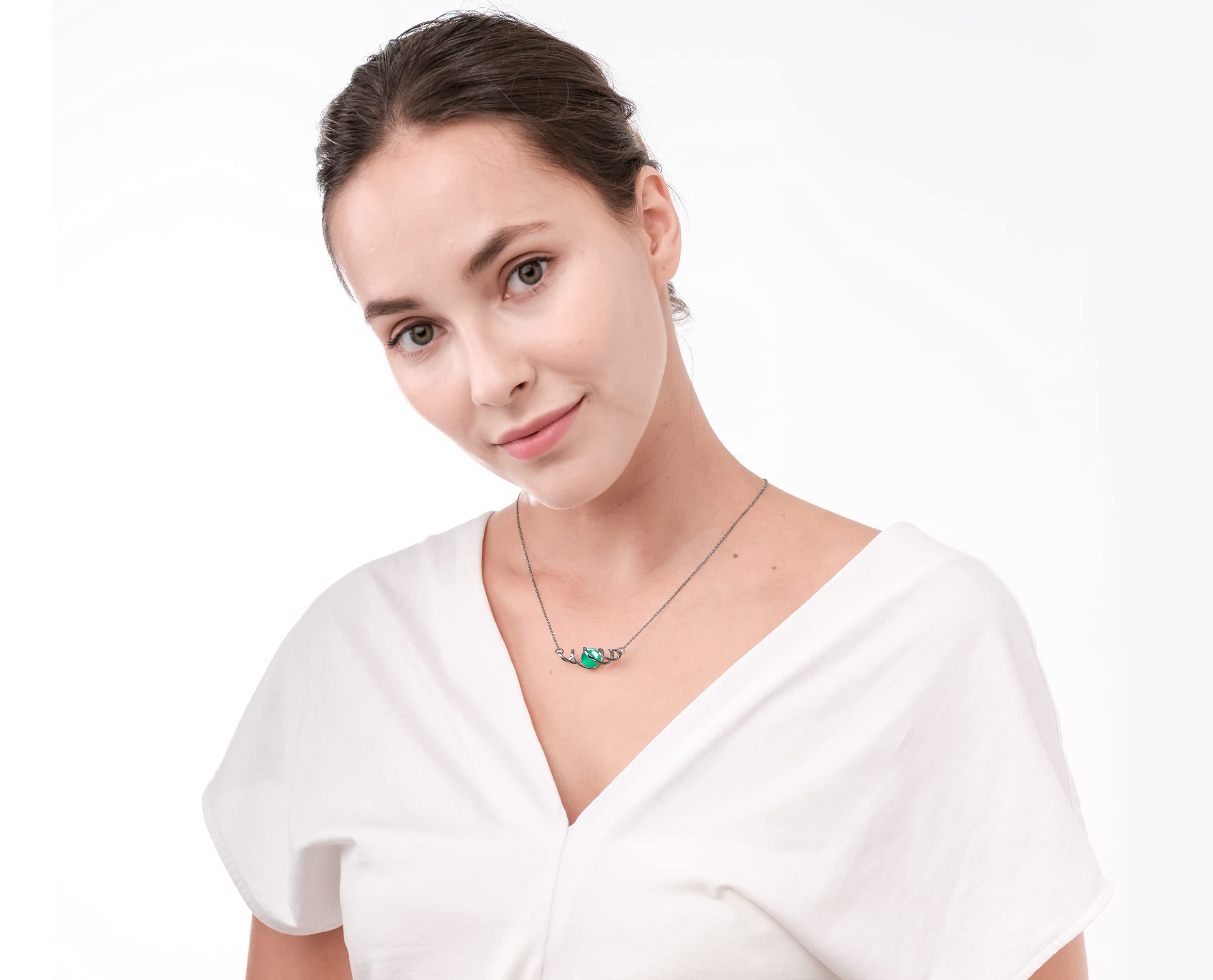 Emerald Green Onyx Black Chain Necklace - May Birthstone Pendant for Women - Minimalist Statement Jewelry for Everyday Wear & Special Occasions