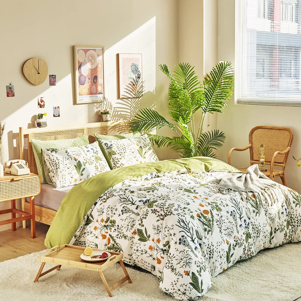 CLOTHKNOW Floral King Size Comforter Set 3Pcs - Green & White Botanical Boho Bedding with 2 Pillowcases | Perfect for Master Bedroom, Guest Room & Bohemian Home Decor