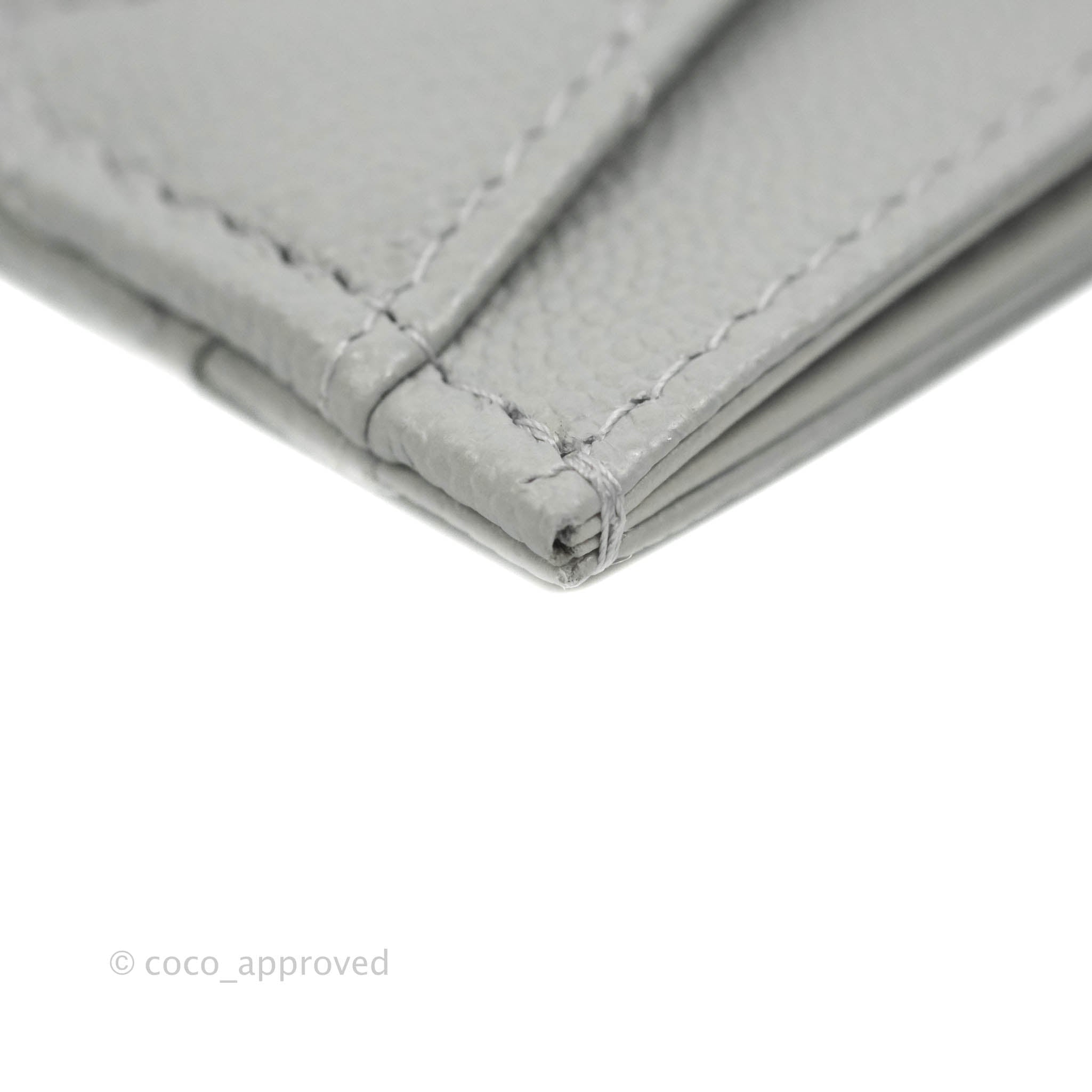 Chanel Classic Flat Card Holder in Grey Caviar Leather with Gold Hardware - Perfect for Everyday Use & Luxury Gift Giving
