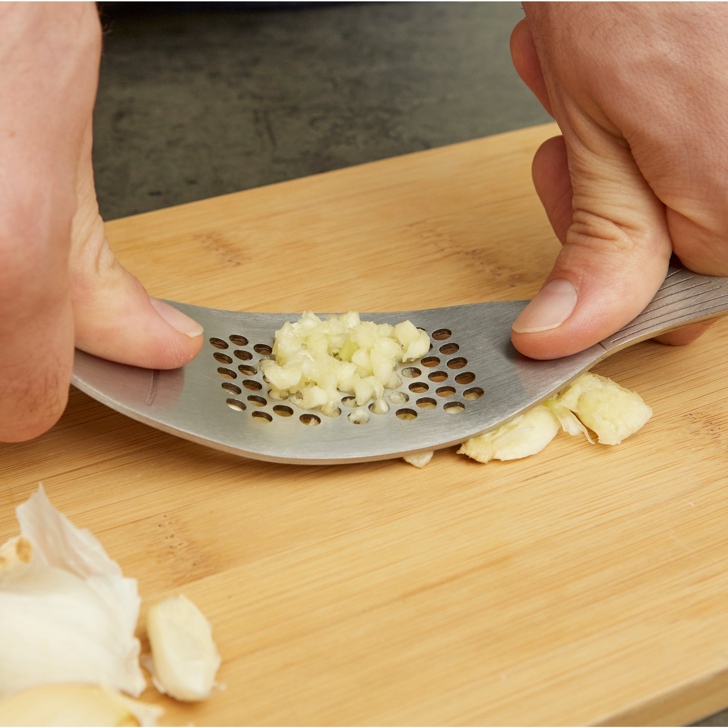 Stainless Steel Garlic Press - Heavy Duty Fish Shape Garlic Mincer & Crusher for Cooking, Grilling, and Salad Dressing - Perfect Kitchen Gadget for Chefs and Home Cooks