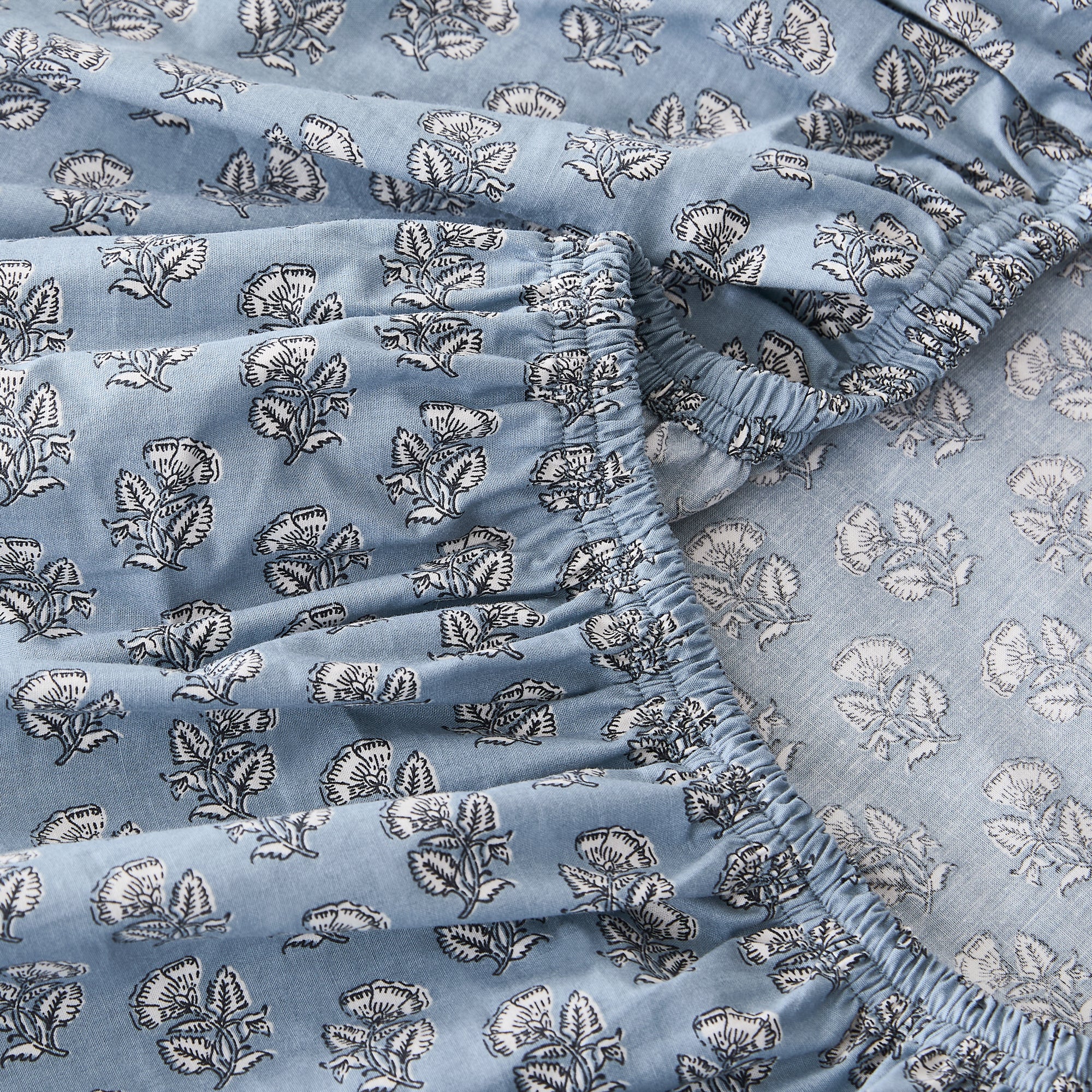 Premium Freesia Cotton Sheet Set - Soft Breathable Bed Sheets for All Seasons - Queen Size 4-Piece Set - Perfect for Home, Hotel, and Guest Room Use
