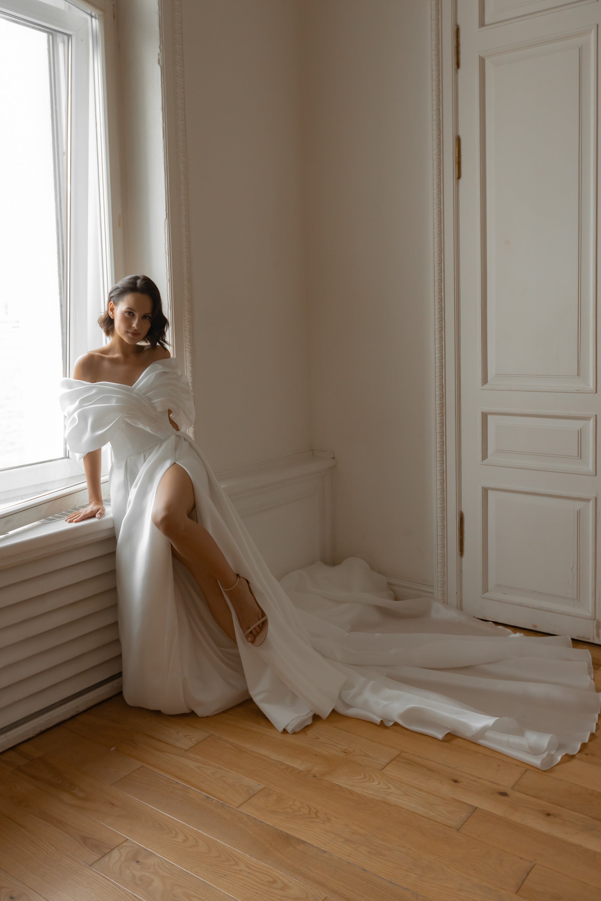 Elegant Acerola Wedding Dress with High Leg Slit - Perfect for Bridal Gowns, Beach Weddings & Formal Occasions