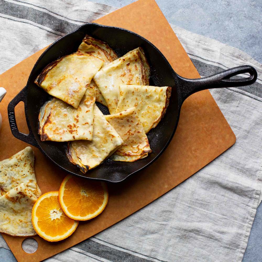 Cast Iron Chef Collection 26cm Skillet - Pre-Seasoned Heavy Duty Frying Pan for Stovetop, Oven & Grill - Perfect for Searing Steaks, Baking Bread & Camping Cooking