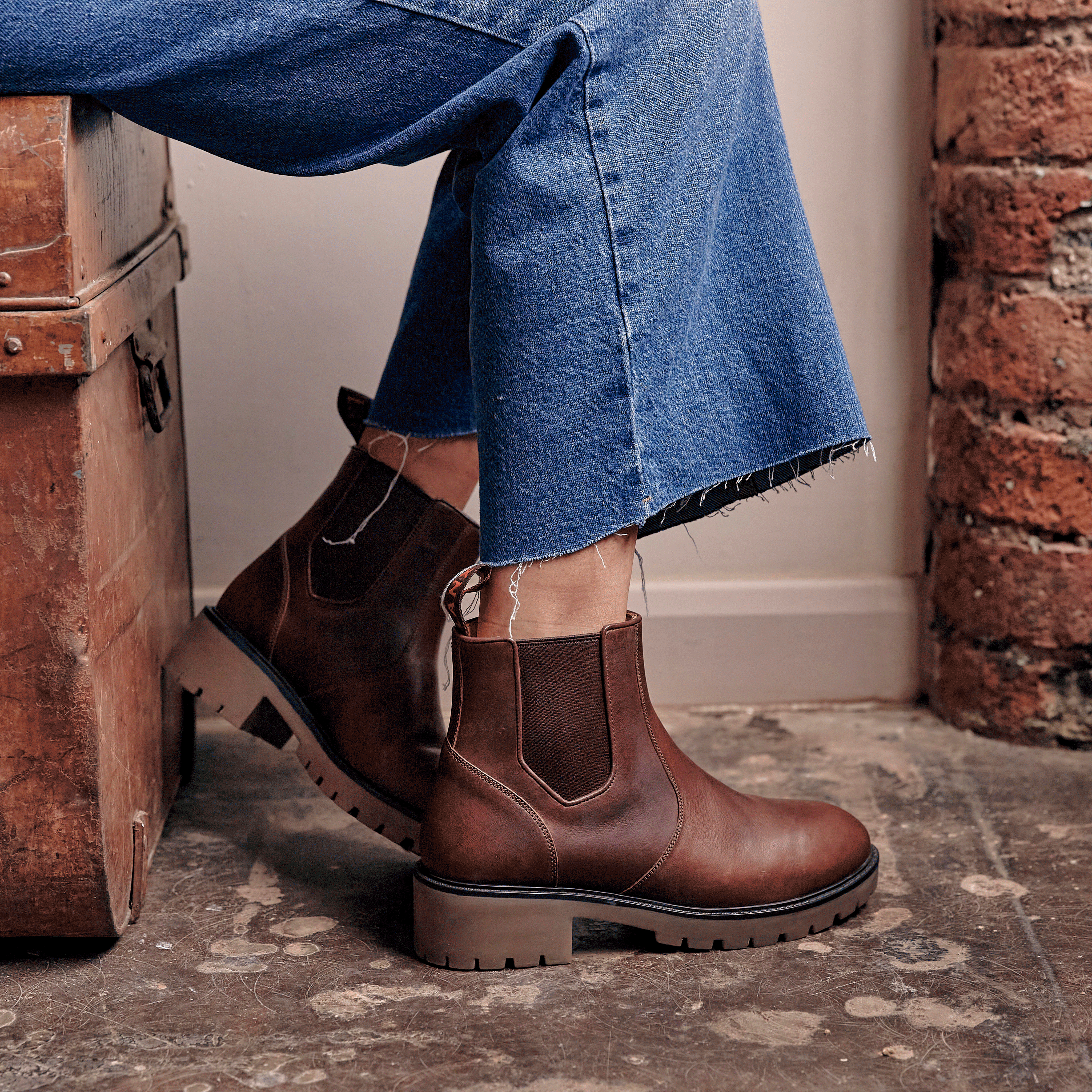 Vintage REED & CONKER Distressed Leather Bag - Perfect for Casual Outings, Travel & Everyday Use