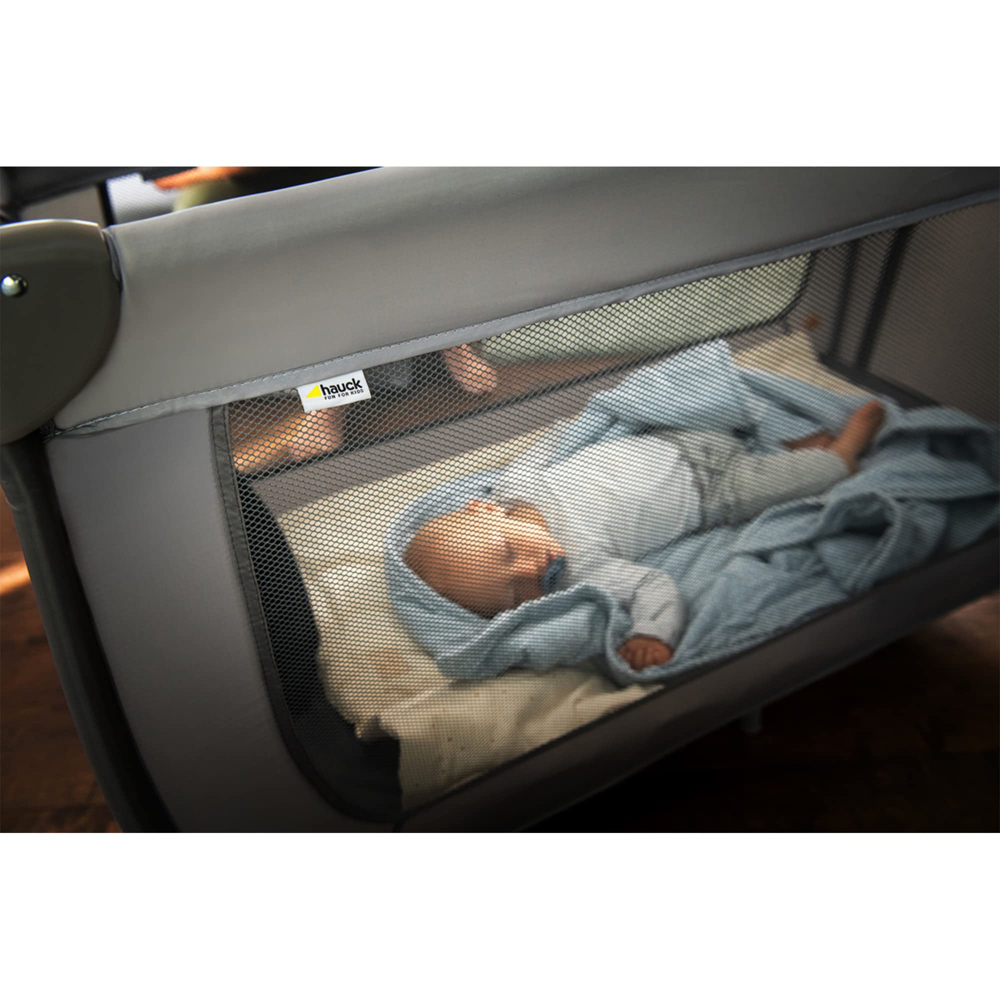 Hauck Dream N Play Plus Foldable Travel Bed with Portable Foam Mattress - Lightweight Baby Crib for Travel, Nap Time & Indoor Use - Perfect for Home, Daycare & Family Trips
