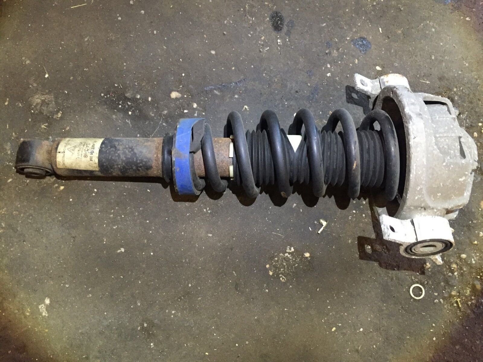 04 05 06 Porsche Cayenne 955 3.2L Rear Right Passenger Side Shock Strut Absorber OEM Replacement - Perfect for Smooth Rides & Off-Road Adventures