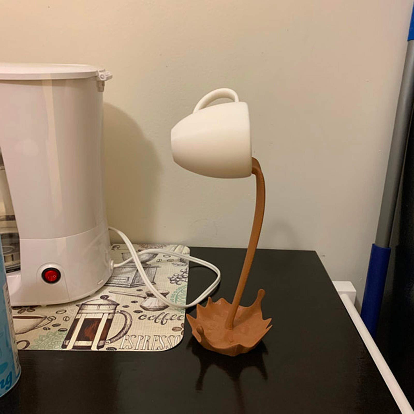Mini Floating Coffee Cup Mug Sculpture - Funny Magic Pouring Spilling Mug Decor for Bar, Kitchen & Cafe - Novelty Restaurant Art Decorations (Brown) - Perfect for Home, Office & Gift Giving