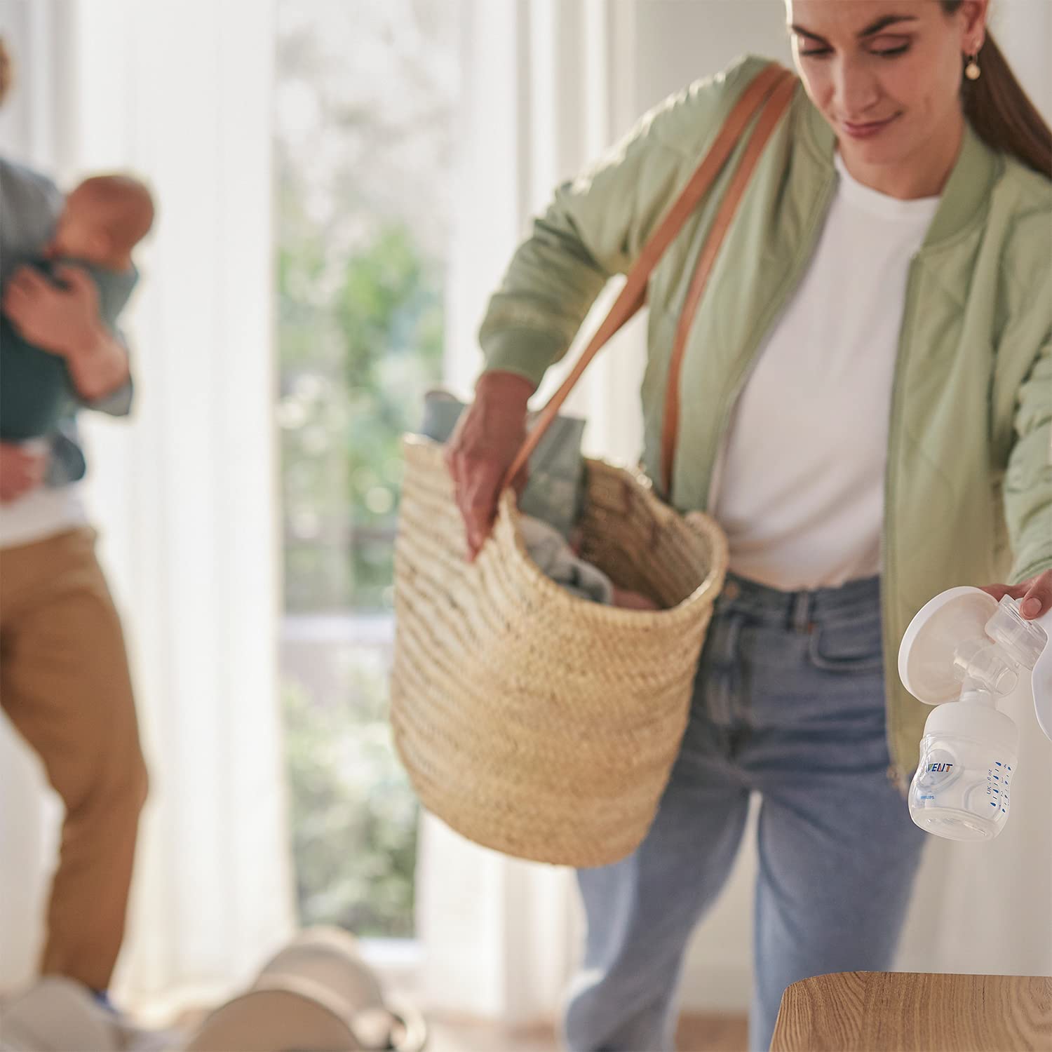 Philips Avent Manual Breast Pump with Natural Motion Technology - SCF430/10 - Comfortable & Efficient for Nursing Moms at Home or Travel