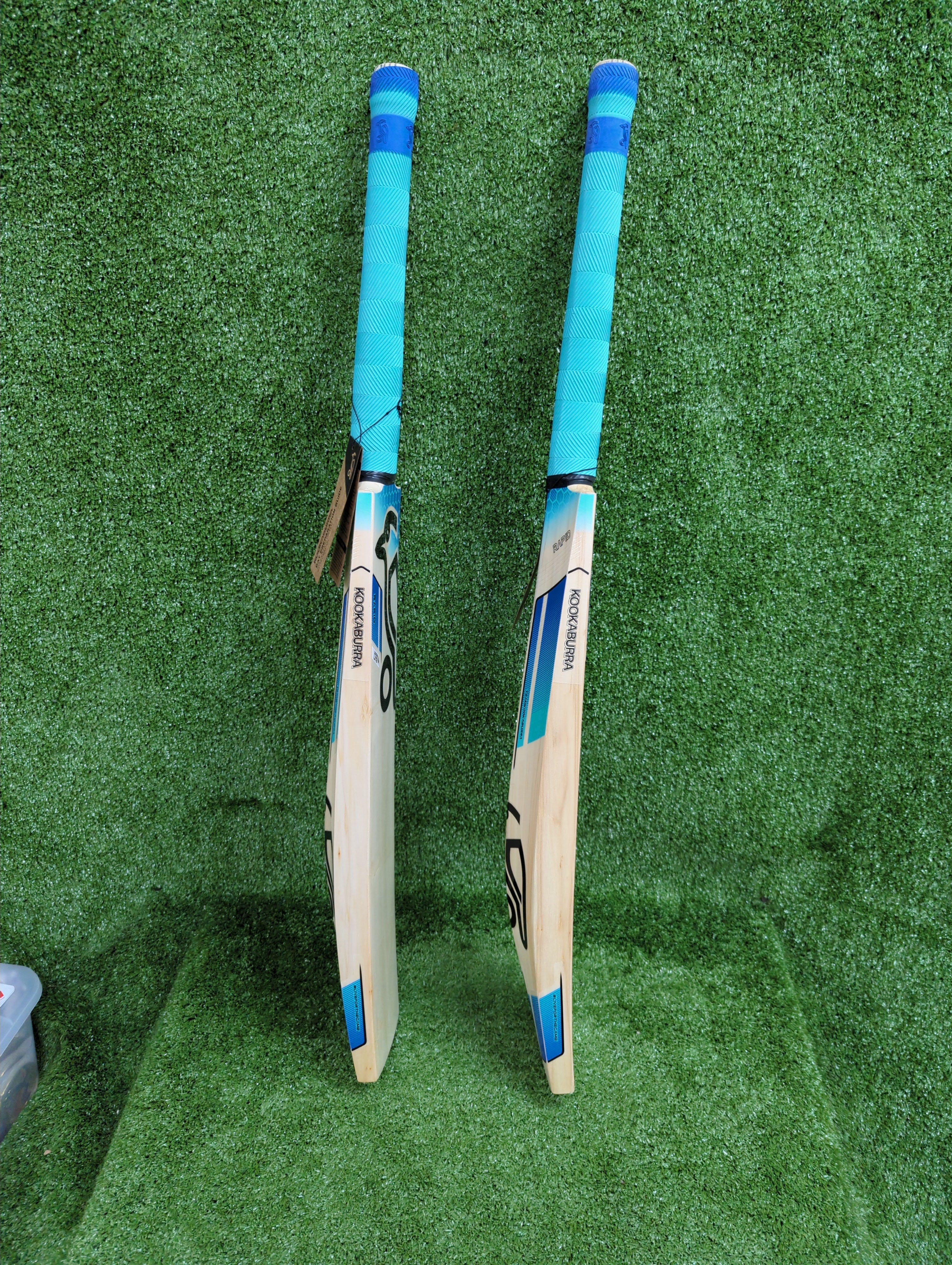 Kookaburra Rapid Ultralite English Willow Cricket Bat - Lightweight & Durable for Professional & Amateur Players - Perfect for Matches, Practice & Training Sessions