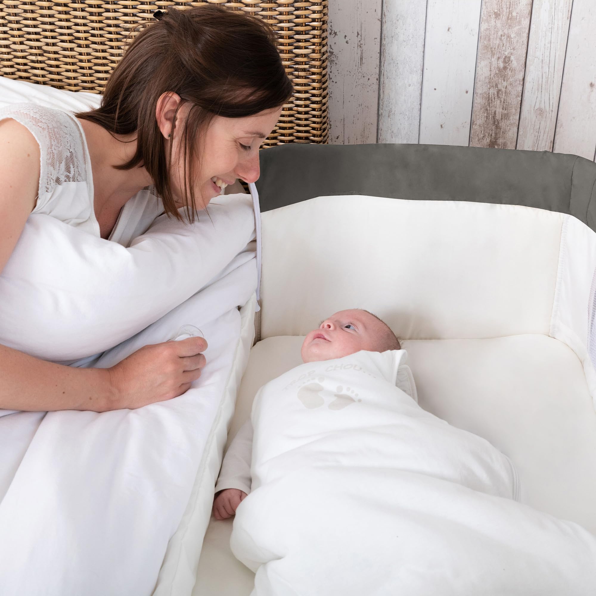 Bebeconfort Calidoo 2-in-1 Baby Crib & Co-Sleeper | 0-6 Months (0-9 kg) | Adjustable 5 Height Positions | Breathable Mesh Panels | Large Padded Mattress | Easy Open Side | Geometric Design | Perfect for Nursery & Bedroom Co-Sleeping