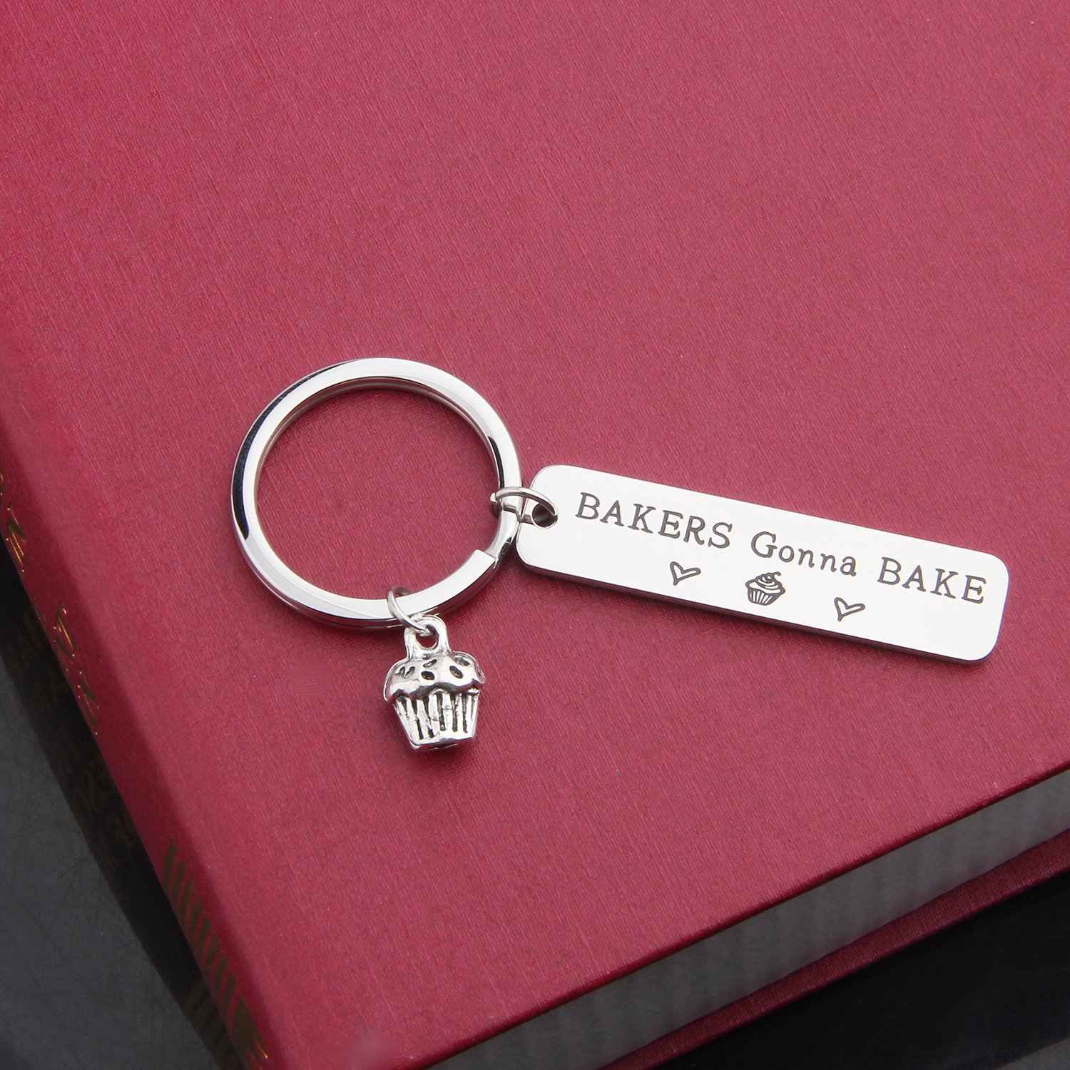 ENSIANTH Baker Gift Keychain - Cute Cupcake Charm Jewelry for Baking Enthusiasts, Pastry Chef Appreciation Gift - Perfect for Kitchen Decor, Bakers Gonna Bake Theme Accessory