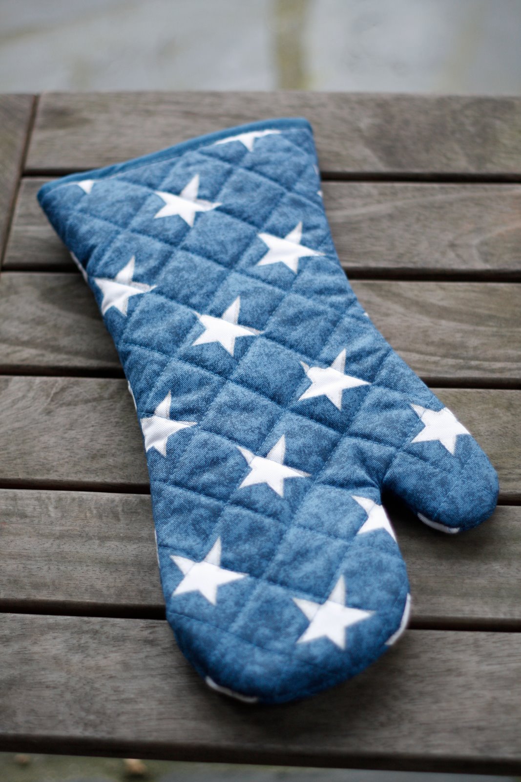 2-Pack Ulster Weavers Patriotic Stars and Stripes Oven Mitts - Heat Resistant Kitchen Gloves for Baking, Grilling & Cooking (Red White Blue American Flag Design)