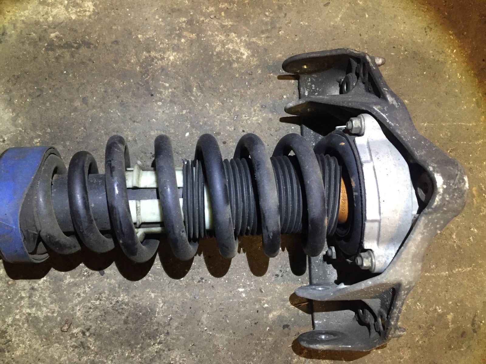 04 05 06 Porsche Cayenne Front Right Shock Absorber Strut - OEM Replacement Part - Perfect for Off-Roading & Daily Commuting