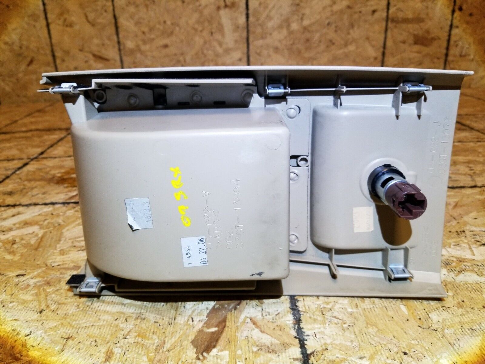 2005-2009 Cadillac SRX Center Console Rear Trim Cover Replacement - OEM Style for Enhanced Interior & Comfort While Driving