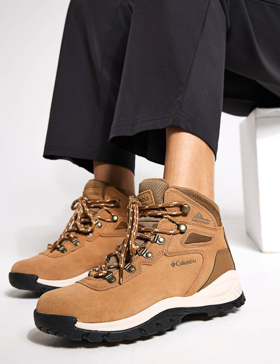 Newton Ridge Plus Waterproof Amped Hiking Boots for Men & Women - Lightweight, Durable & Comfortable Outdoor Shoes - Perfect for Hiking, Trekking & Camping Adventures (Elk/Dark Stone)