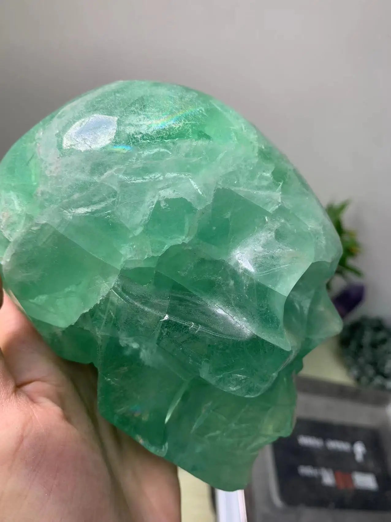 Natural Green Fluorite Crystal Skull - Reiki Healing Stone for Meditation, Home & Office Decor, Feng Shui Good Luck Gift (Perfect for Spiritual Healing, Yoga Spaces & Positive Energy)
