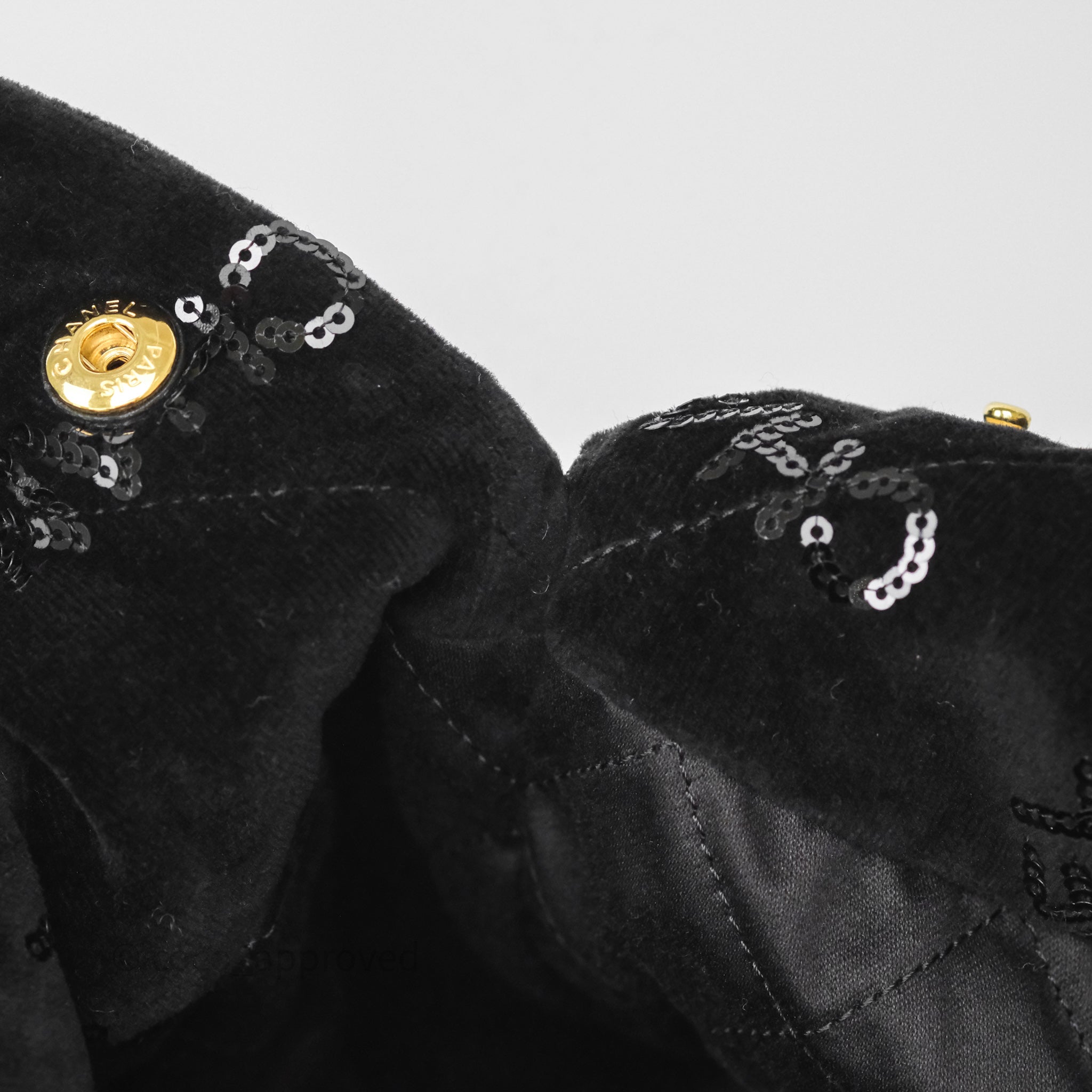 Chanel 22 Medium Handbag with Sequins Logo in Black Velvet - Perfect for Evening Parties, Date Nights & Luxury Fashion Events