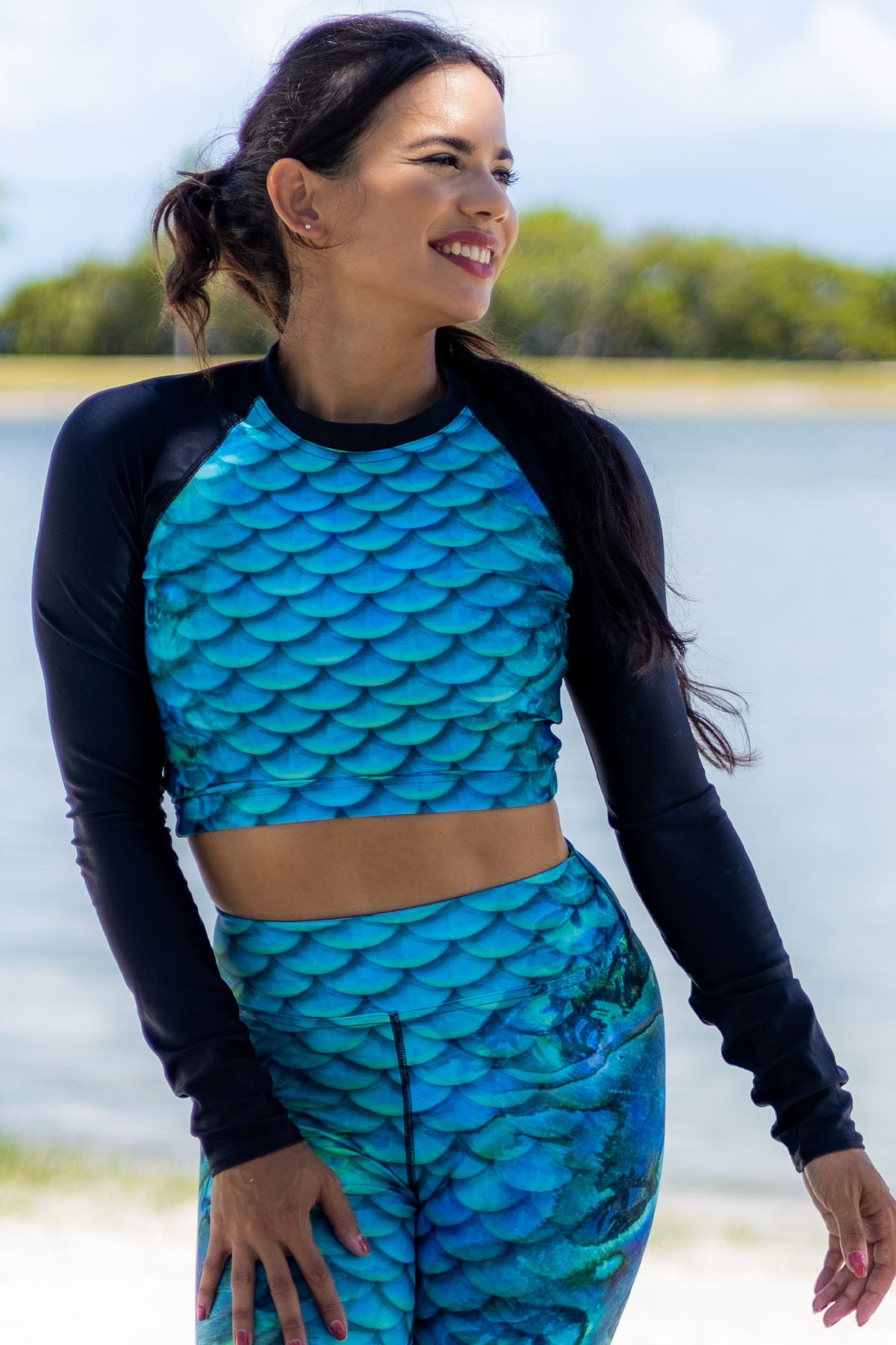 Eco-Friendly Abalone Scale Print Cropped Rash Guard - Perfect for Surfing, Swimming & Beach Activities
