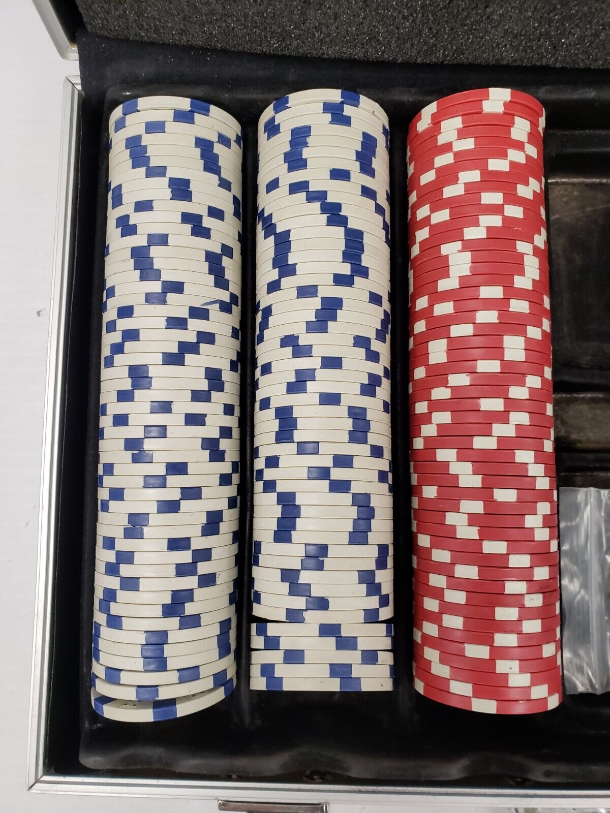 Premium 500-Piece Poker Chip Set with Aluminum Case - Casino Style Chips for Texas Hold'em, Blackjack & Home Game Nights
