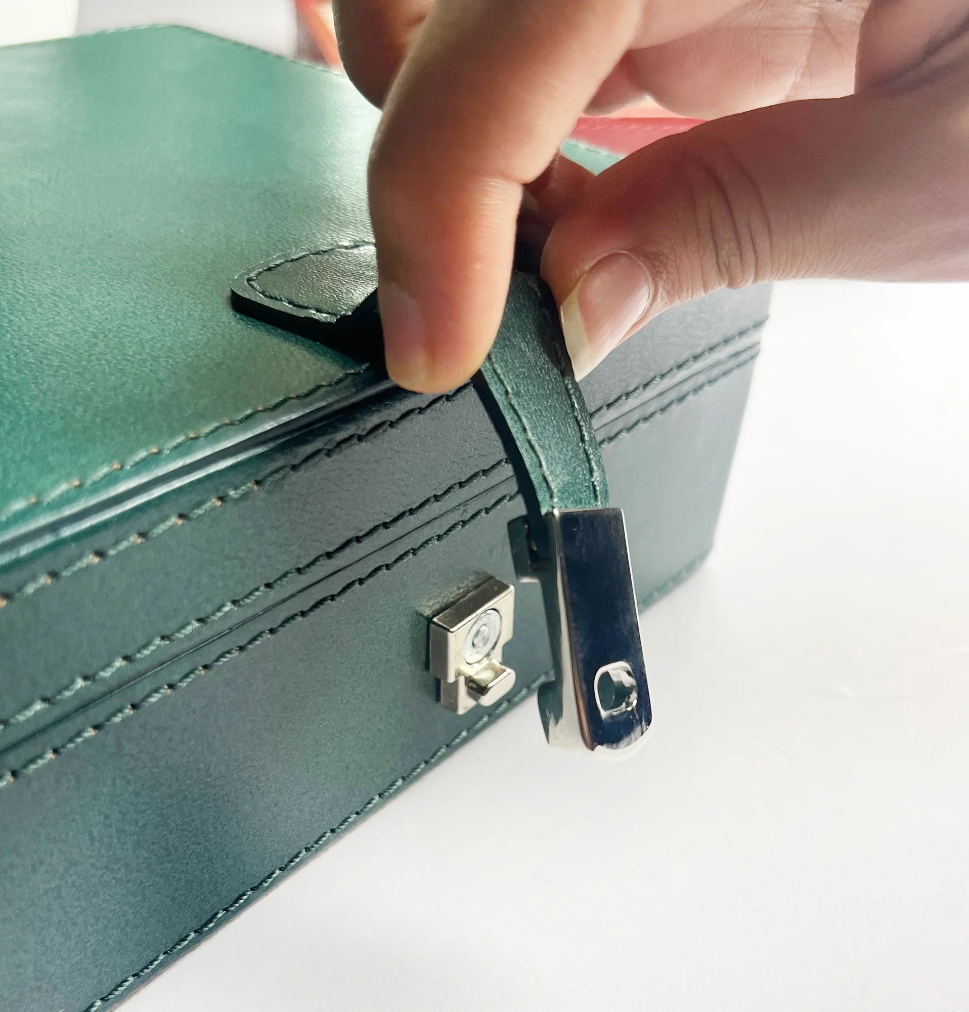 Divine Leather Jewelry Box with Soft Lining - Elegant Green Storage Case for Necklaces, Rings & Earrings - Perfect for Travel, Gifts & Home Organization