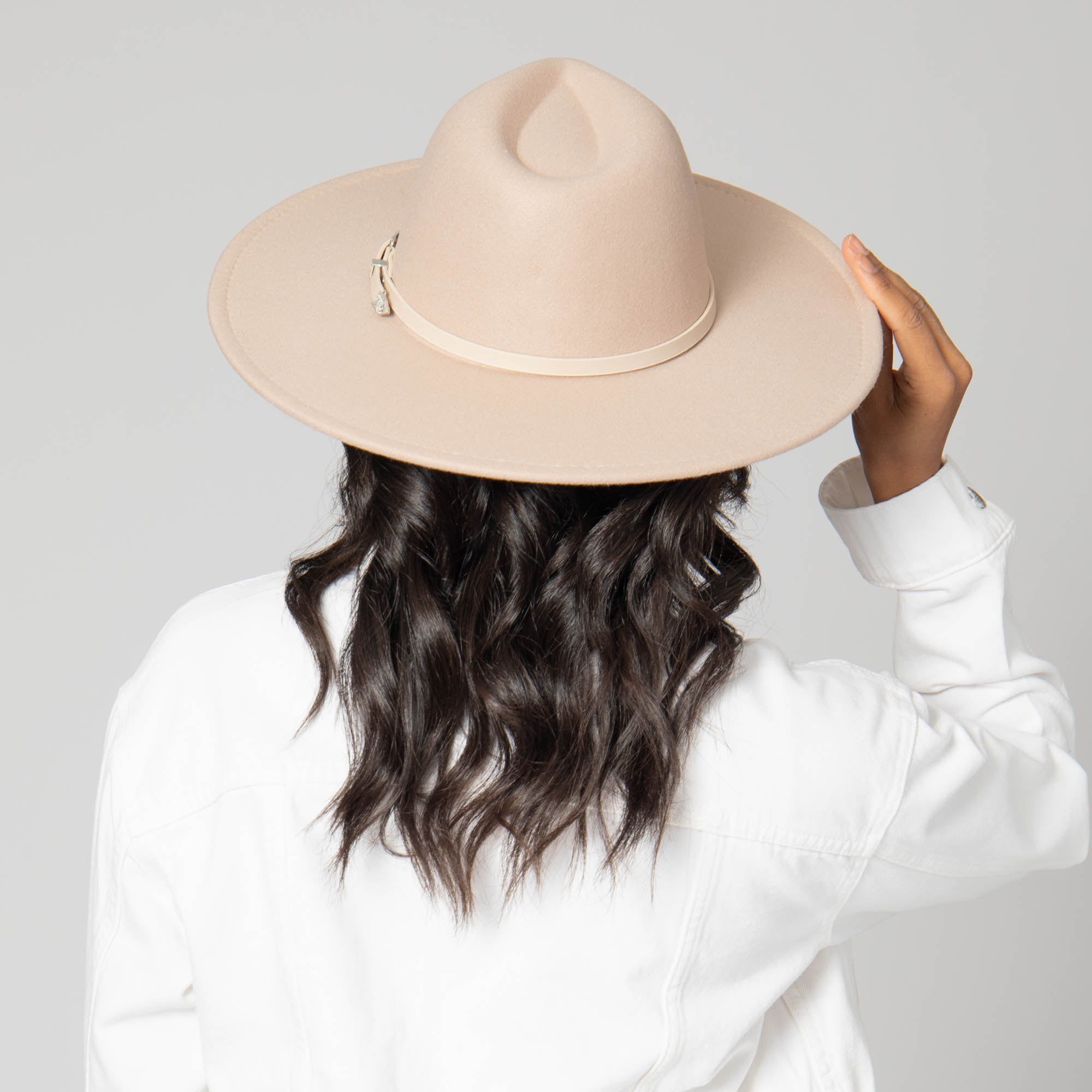 Stylish Beverly Pinch Crown Fedora Hat with Western Buckle - Perfect for Country Music Festivals, Western Parties & Vintage Fashion Outfits