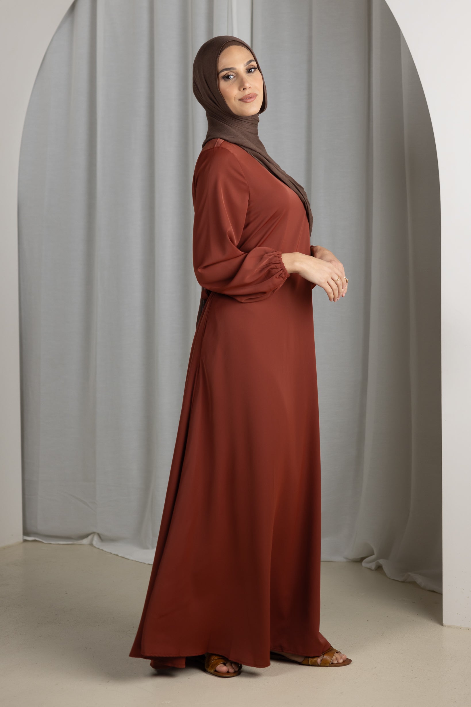 Elegant Closed Sleeve Abaya in Shades of Brown - Perfect for Modest Fashion & Special Occasions