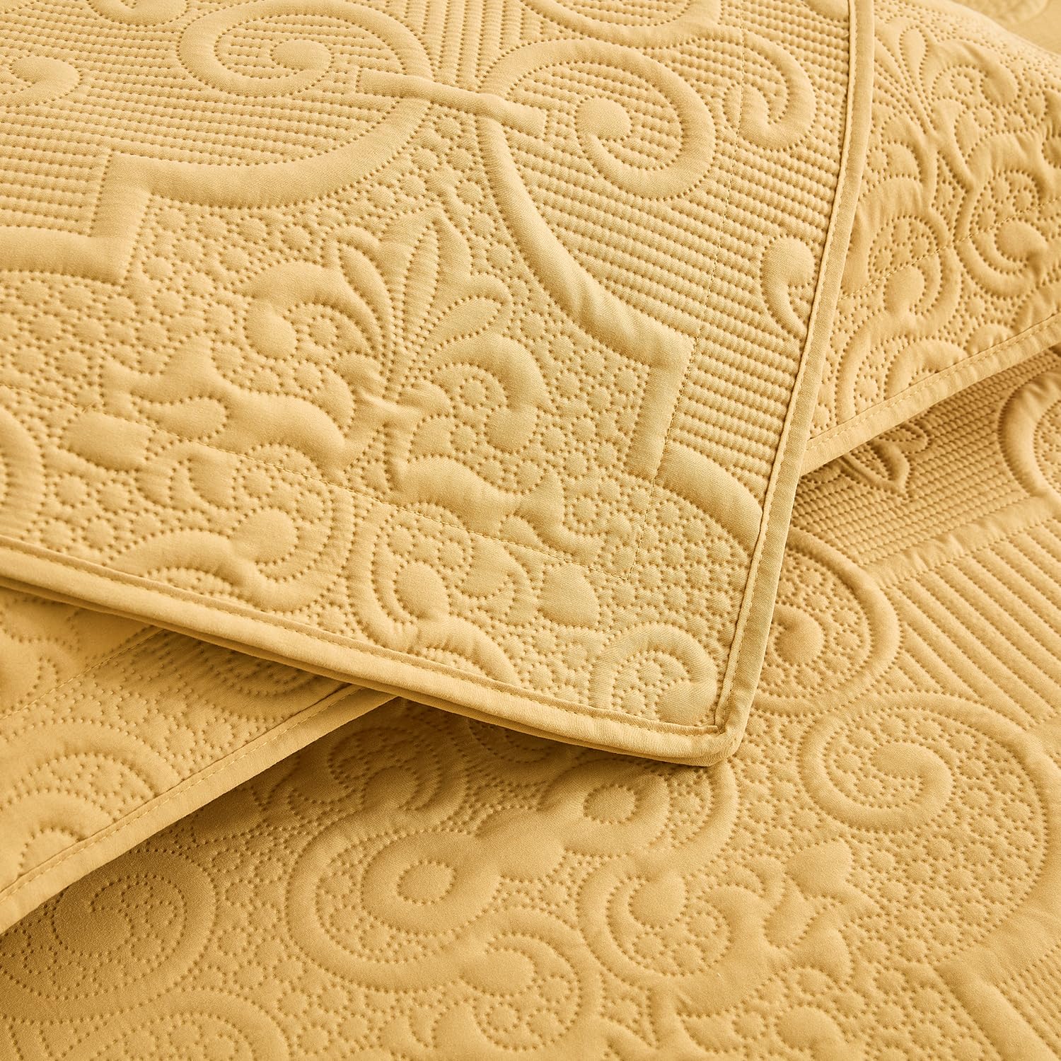 CHIXIN Twin Size Quilt Set - Honey Gold Damask Paisley Bedspread Coverlet with Ultrasonic Quilting | Reversible Lightweight 4-Piece Bedding | Perfect for Guest Rooms, Dorm Decor & Cozy Bedroom Makeovers
