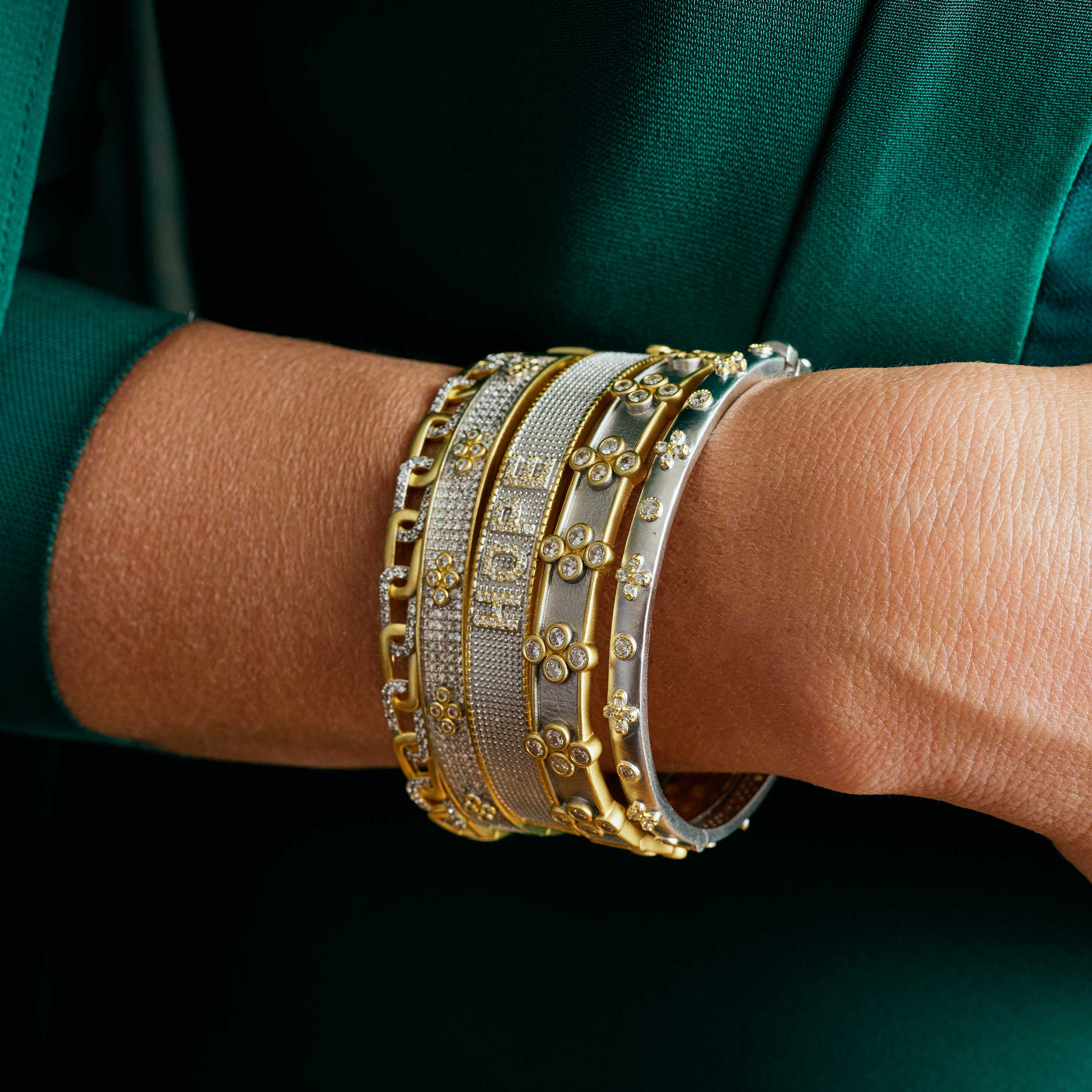Stylish Clover Hinge Bangle Bracelet - Elegant Adjustable Jewelry for Women | Perfect for Everyday Wear, Parties & Gifts