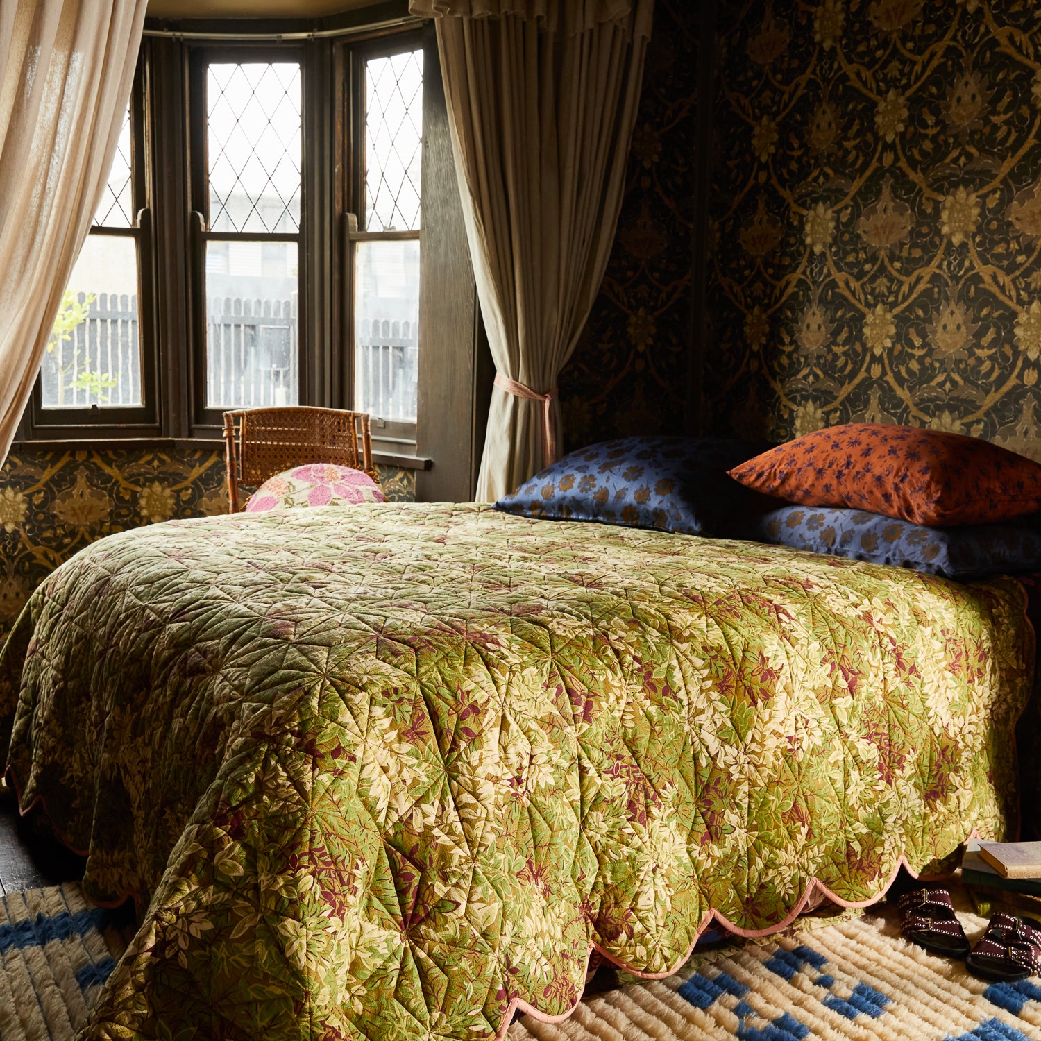 Alka Scalloped Coverlet - Luxurious Bedspread for Queen & King Size Beds - Perfect for Master Bedrooms, Guest Rooms & Hotel Decor