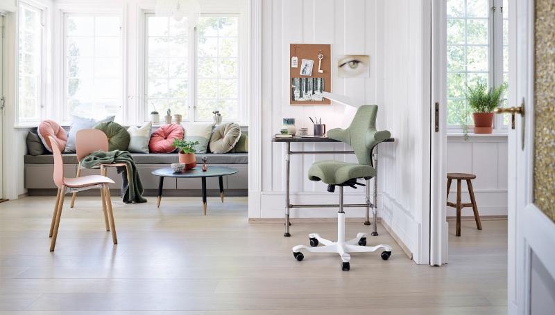 HÅG Capisco 8106 Ergonomic Office Chair - Adjustable Height with Optional Footrest - Black Mesh Back Support for Home & Office Workspaces