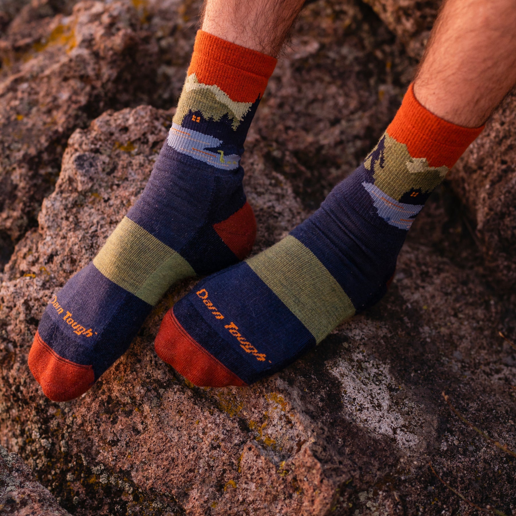 Darn Tough 5014 Micro Crew Cushion Socks for Men - Midweight Hiking & Outdoor Socks - All-Season Comfort for Walking, Running & Daily Wear