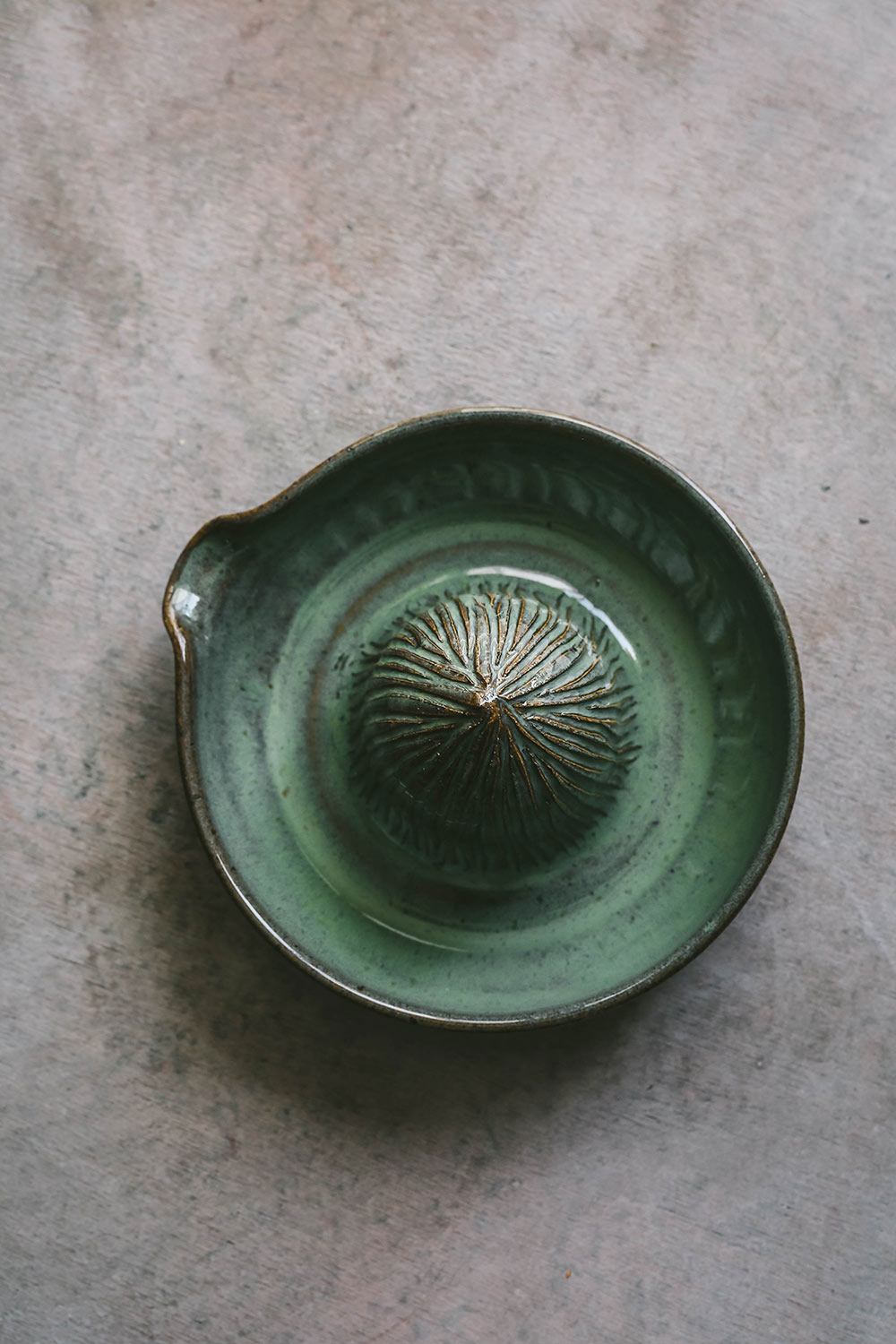 Premium Ceramic Citrus Juicer - Handmade Sage Green Lemon Squeezer for Fresh Orange, Lime & Grapefruit Juice - Perfect for Kitchen, Bar & Healthy Breakfast Prep