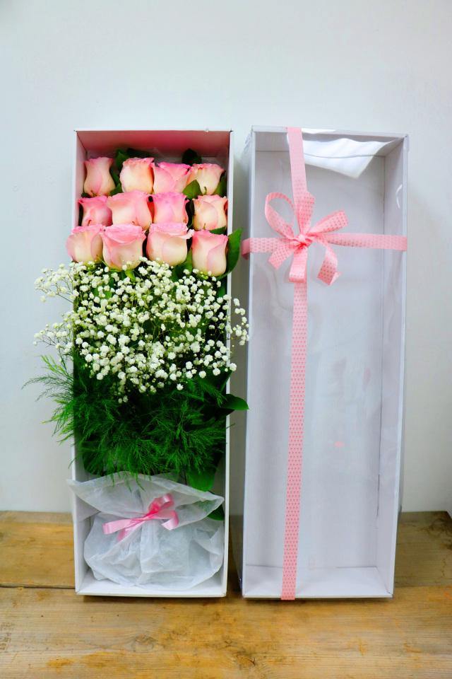12 Pink Roses in a Gift Box - Elegant Fresh Flowers for Birthdays, Anniversaries & Romantic Occasions