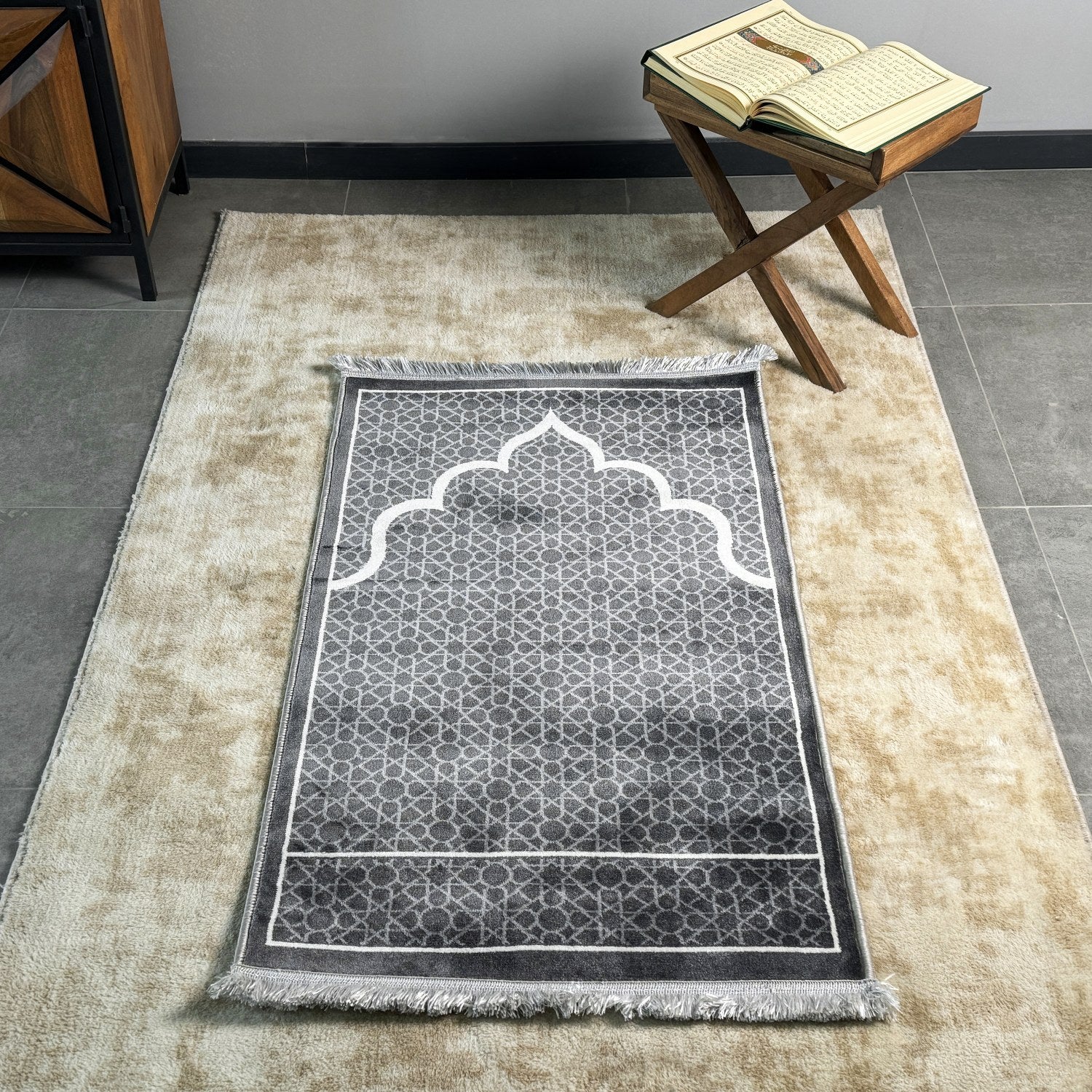 Premium Islamic Prayer Mat with Beautiful Designs - Perfect Gift for Muslims - Ideal for Home, Mosque, and Travel Use